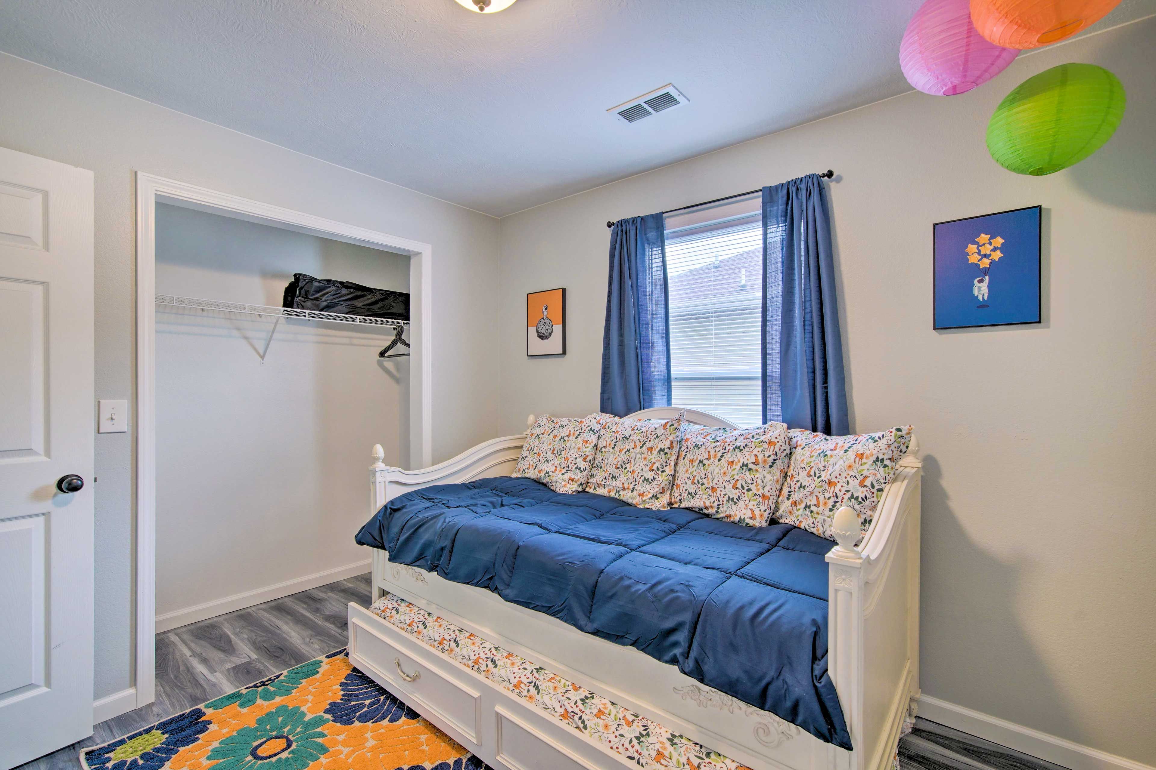 Bedroom 3 | Twin Daybed w/ Twin Trundle