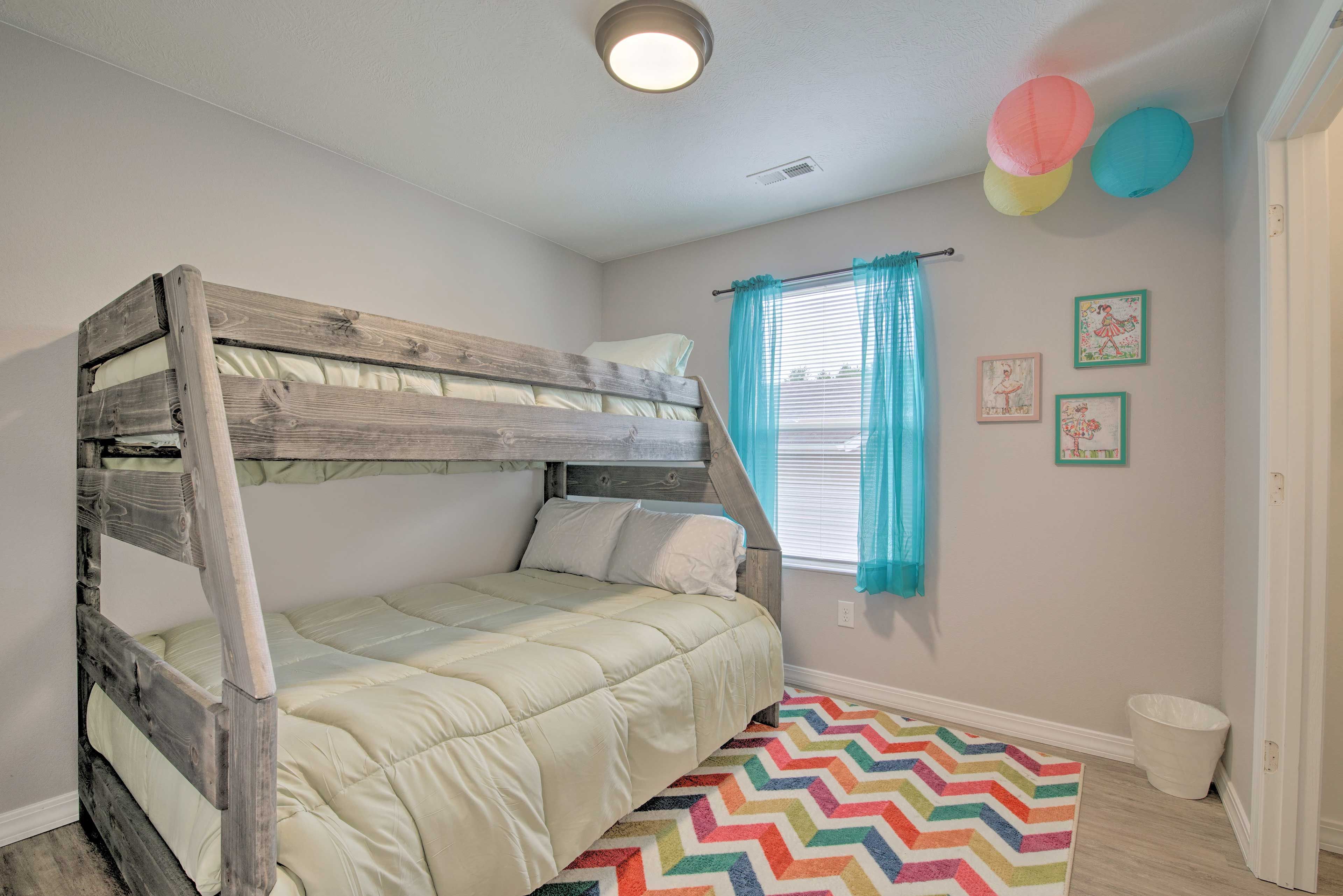 Bedroom 3 | Twin/Full Bunk Bed