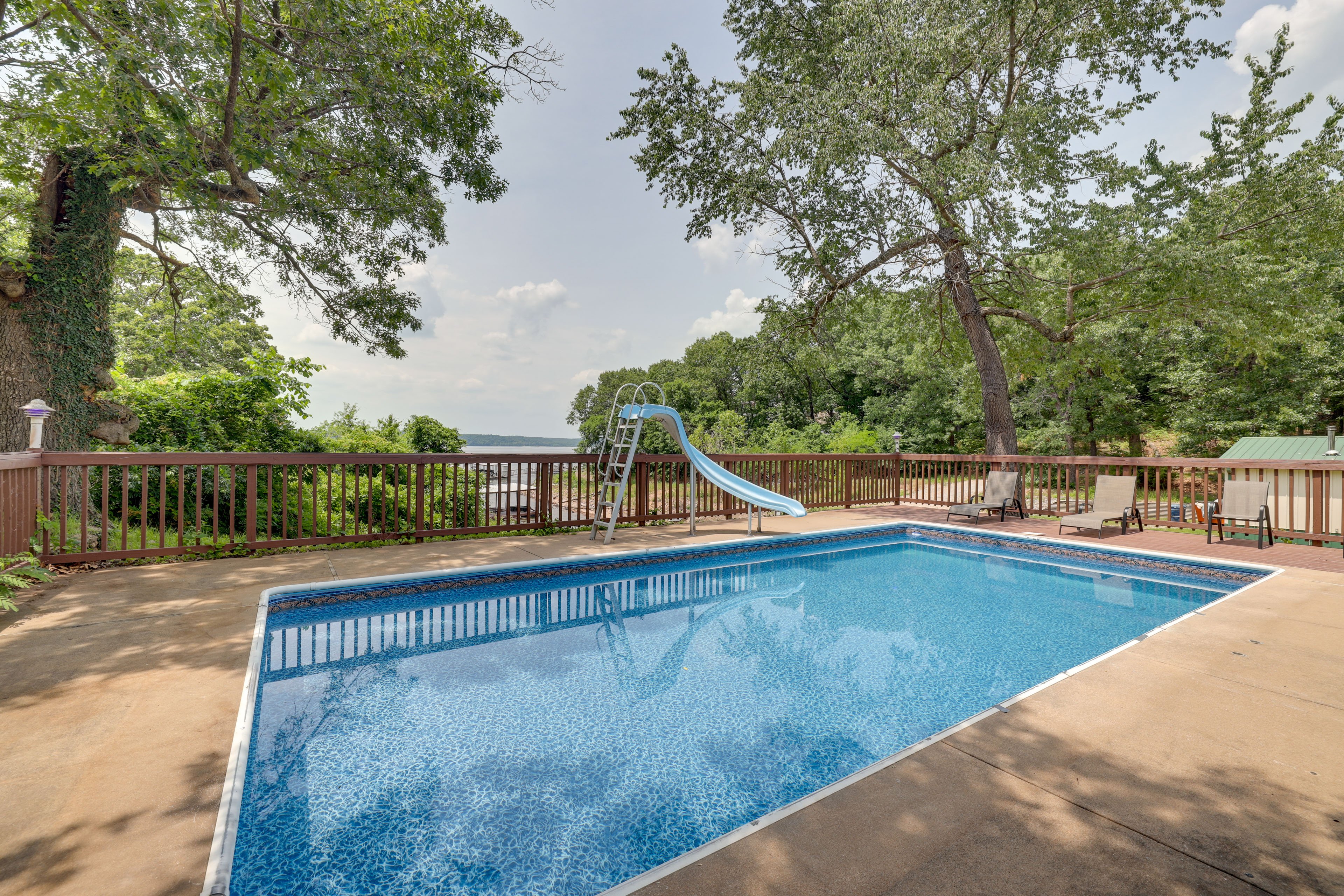 Grove Vacation Rental | 2BR | 2BA | 1,600 Sq Ft