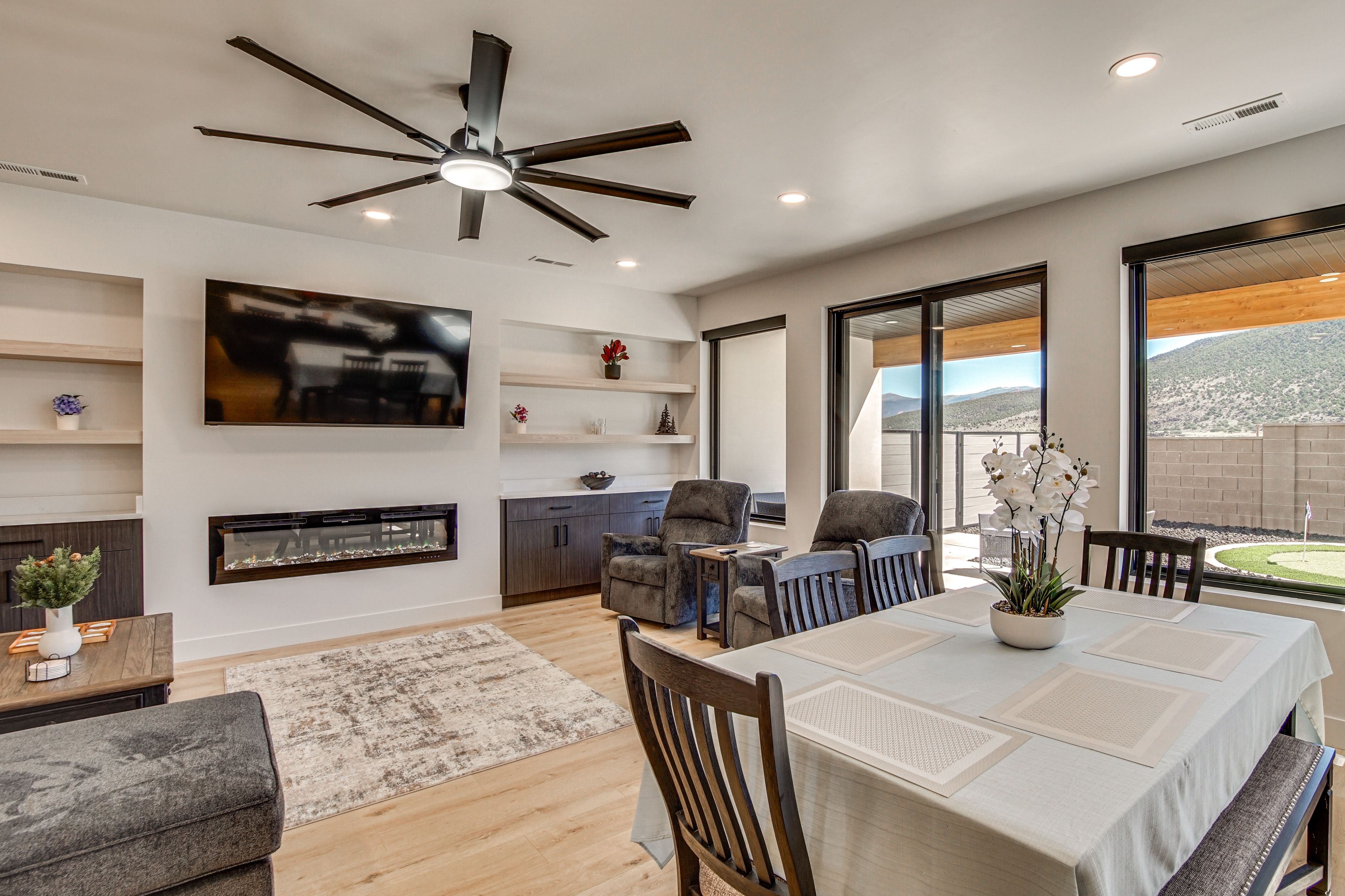Dining Area | Dishware/Flatware Provided | 1st Floor