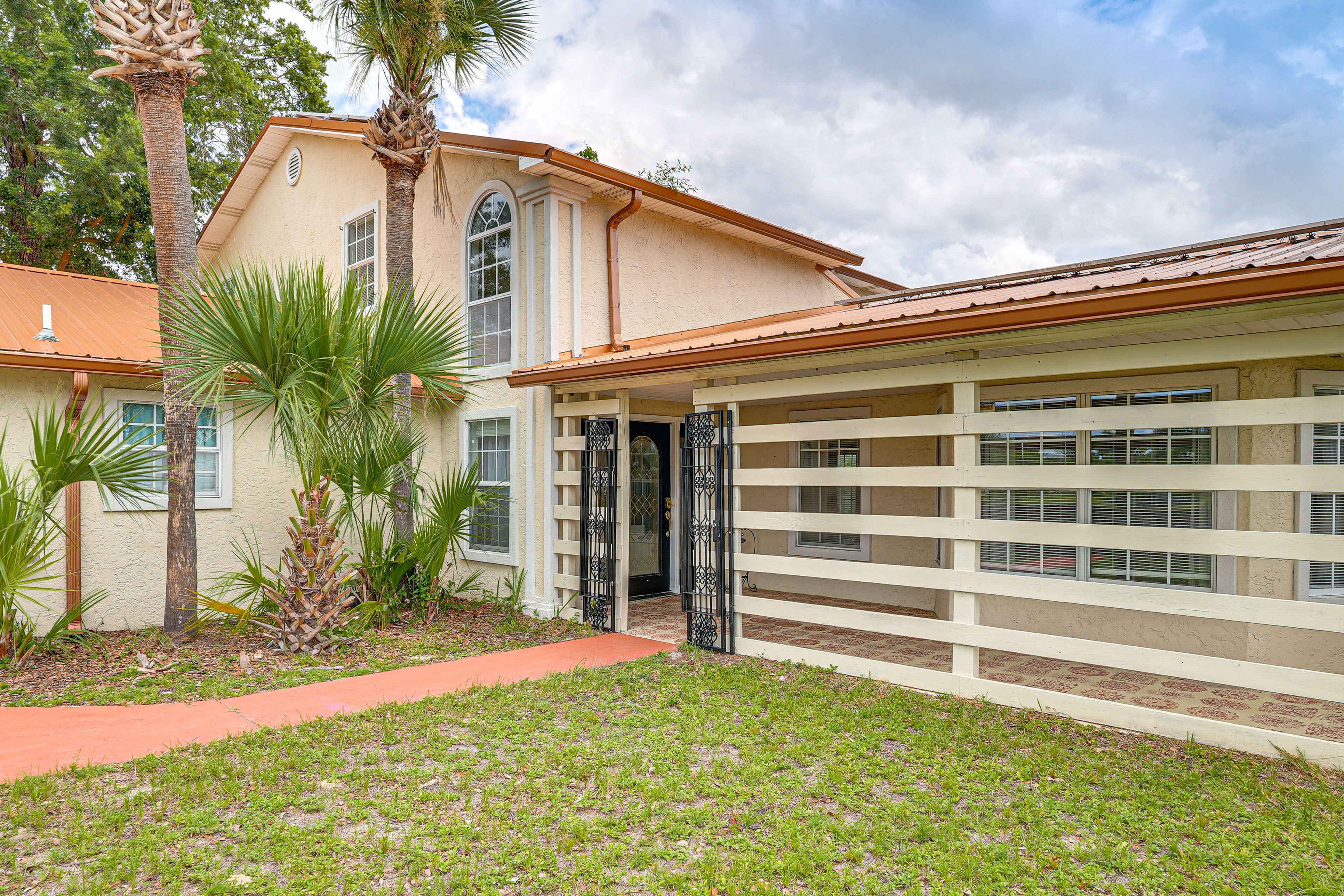 Property Exterior | Single-Level Duplex Home | Lower Unit