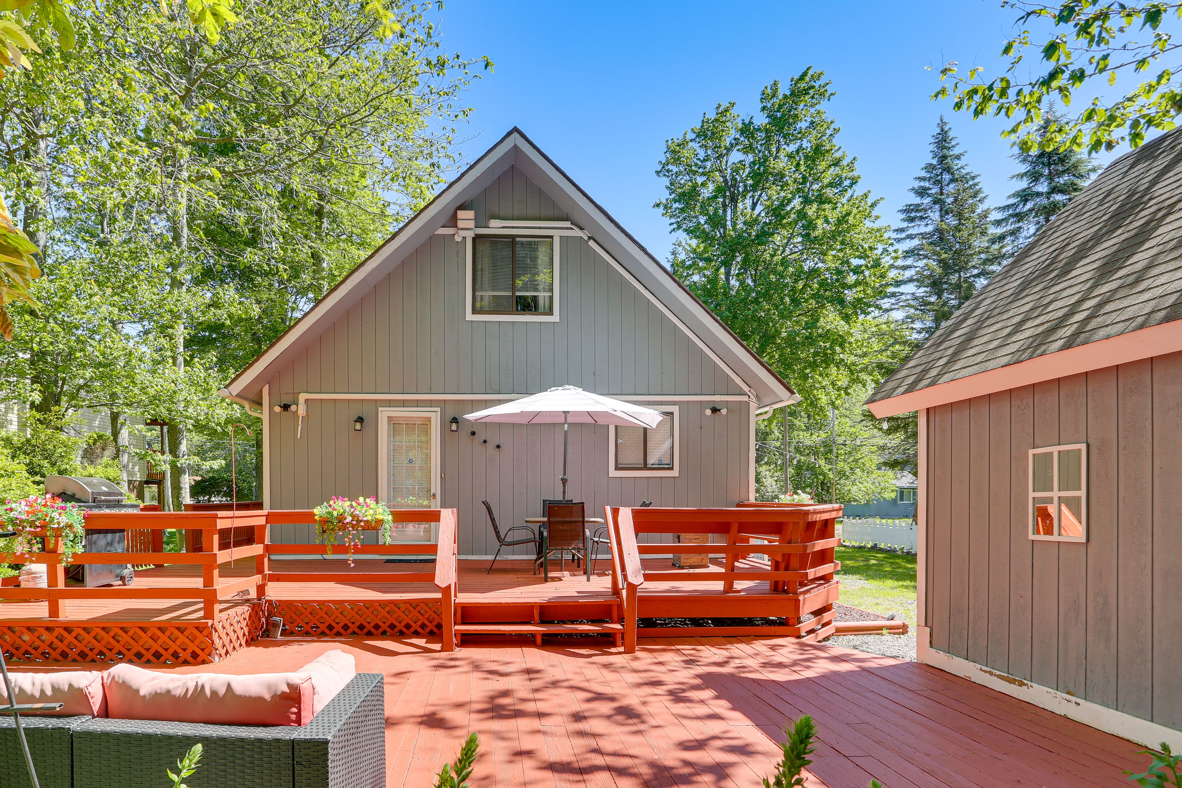 Spacious Deck w/ Dining