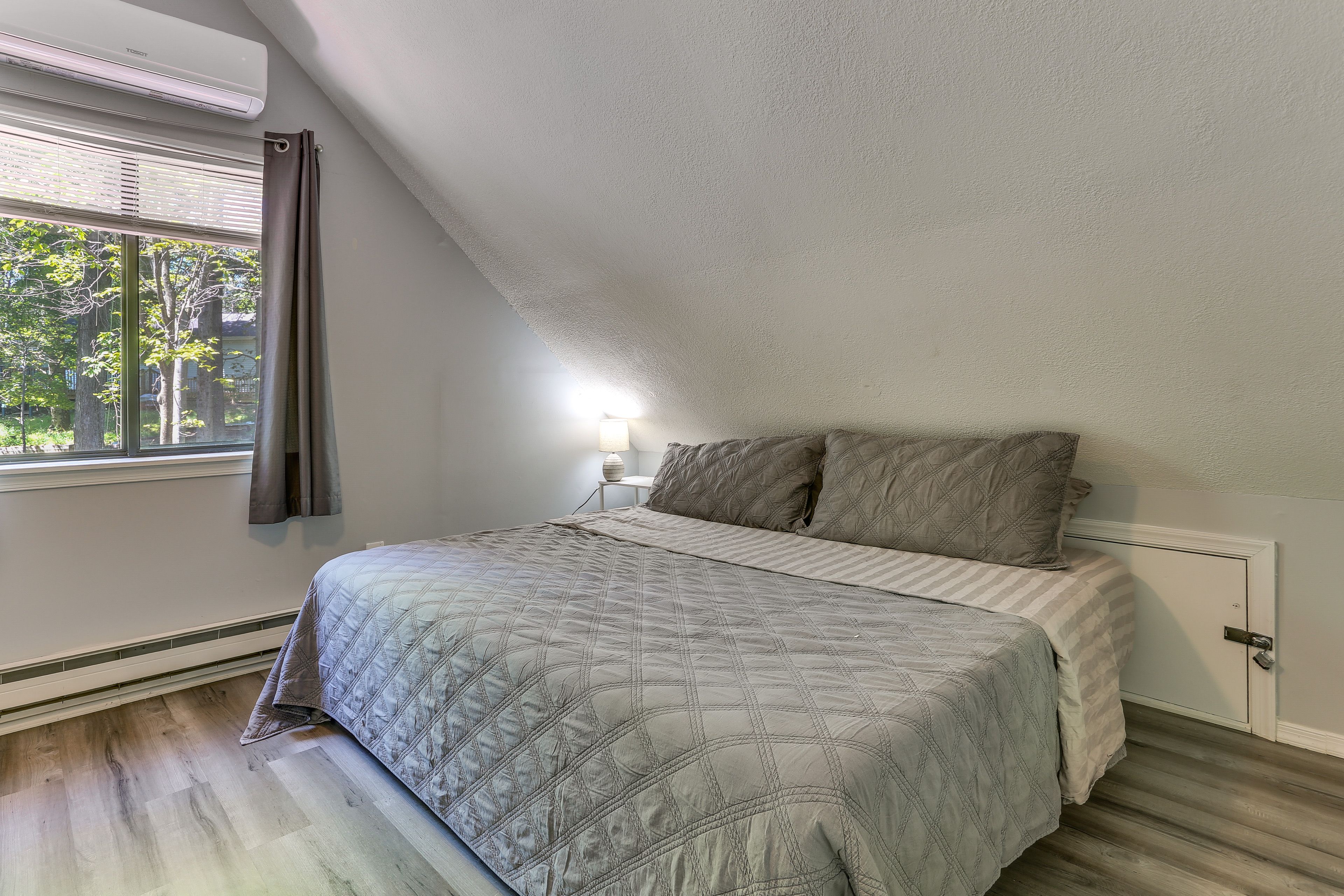 Bedroom 1 | King Bed | Upper Level
