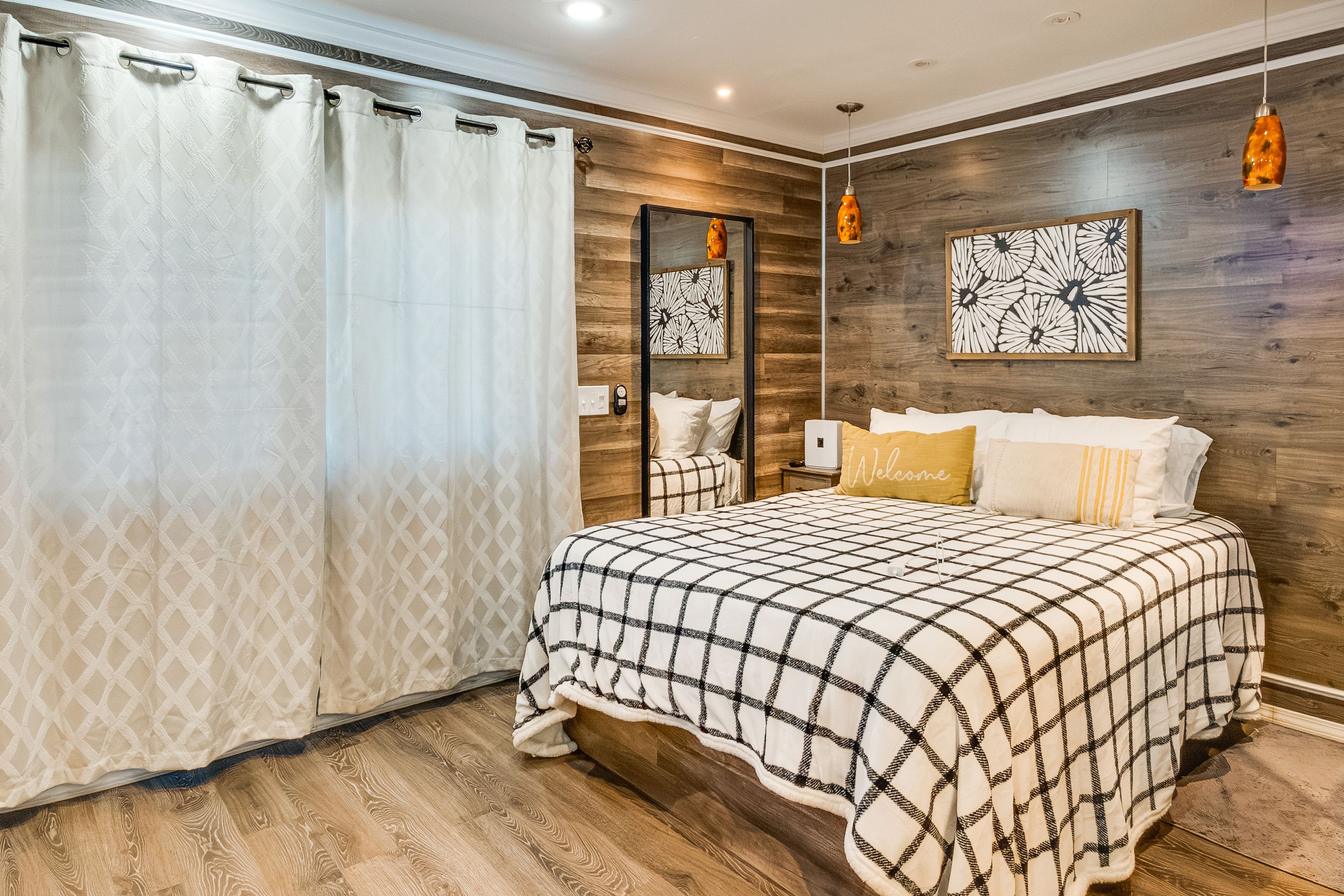 Bedroom 1 | Queen Bed