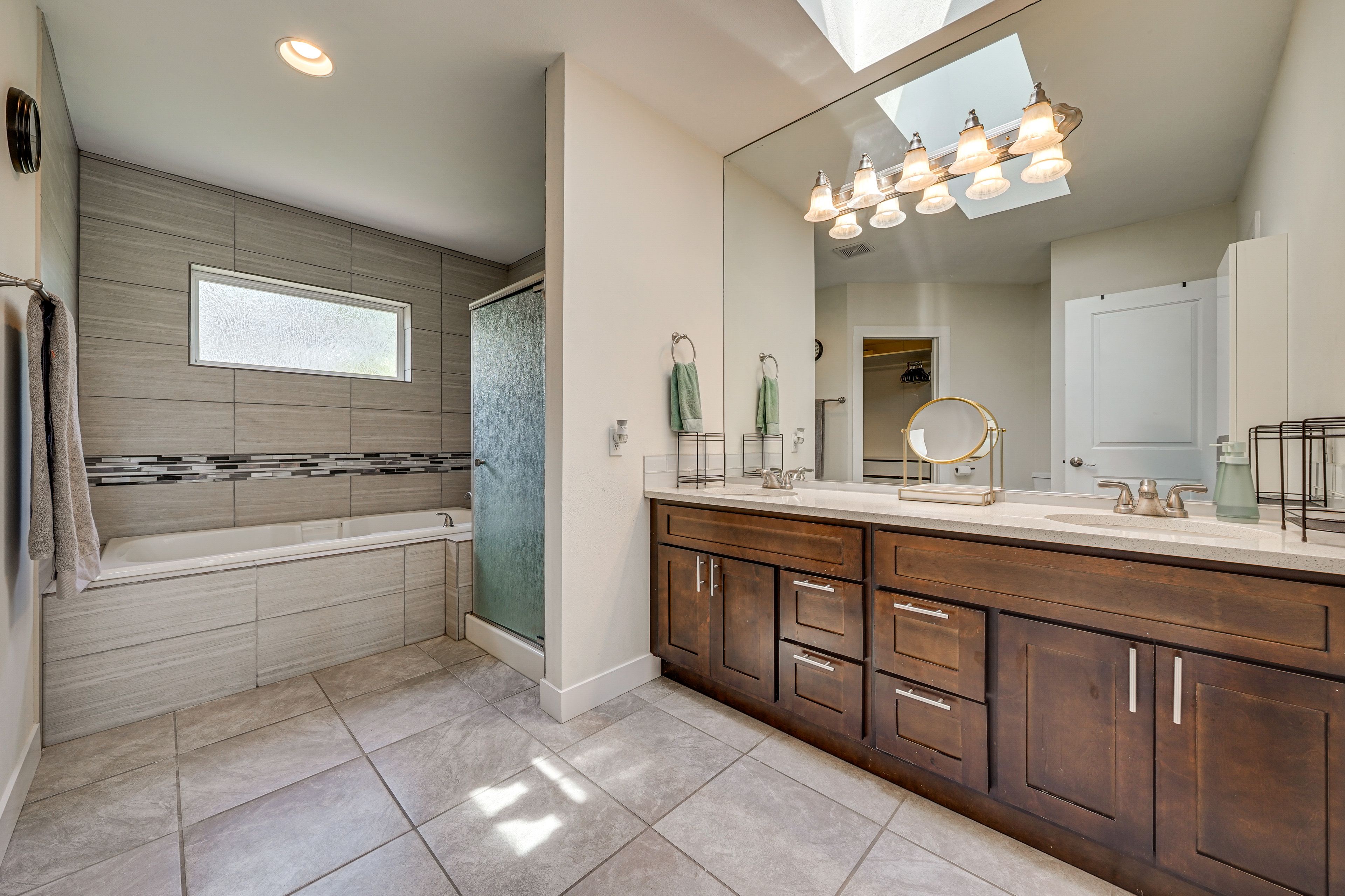 Full Bath | 2nd Floor