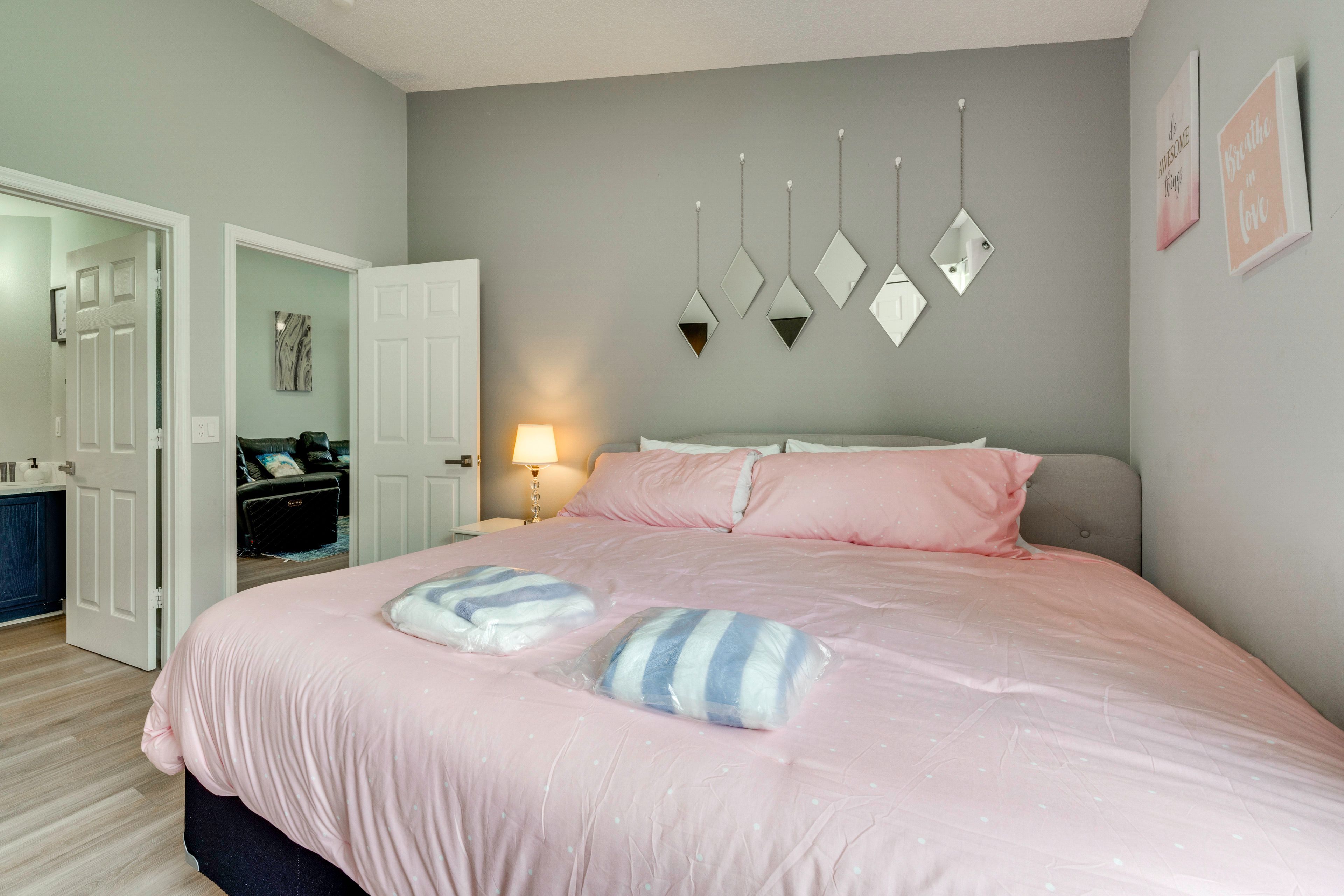 Bedroom 1 | King Bed