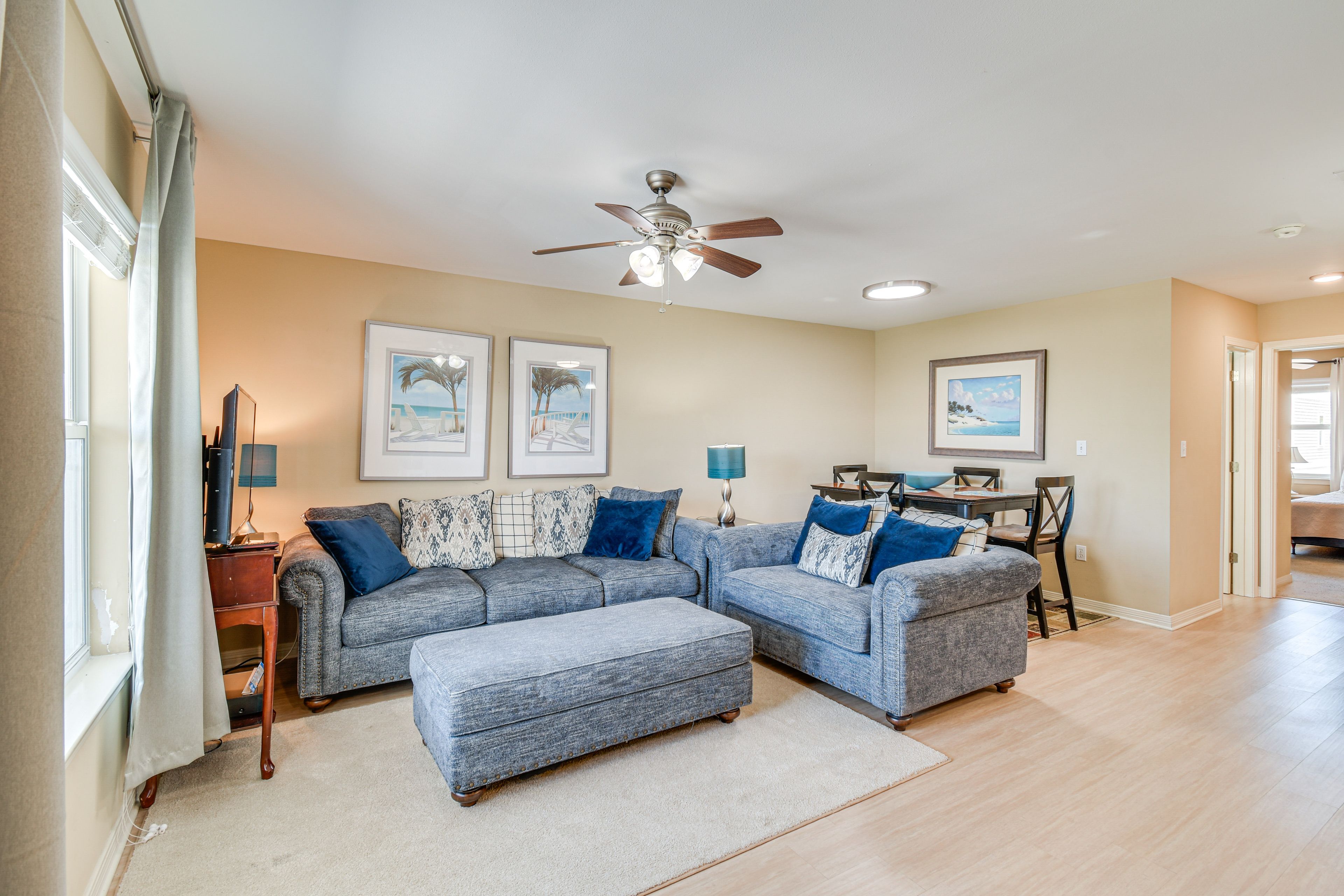 Living Room | Smart TV w/ Cable | DVD Player | Central Heating & A/C | Free WiFi