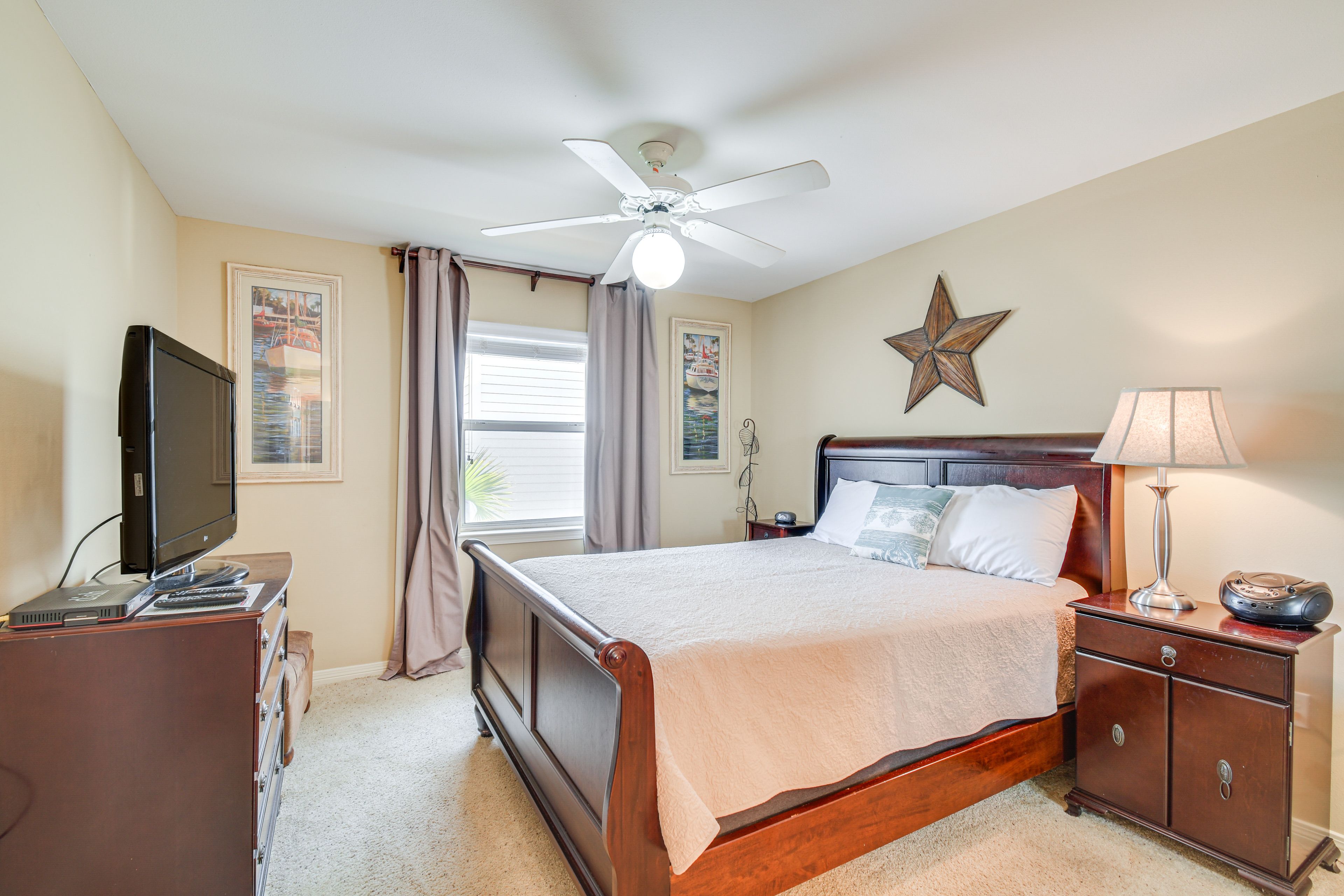 Bedroom 1 | Queen Bed | Smart TV | Linens Provided | En-Suite Bathroom