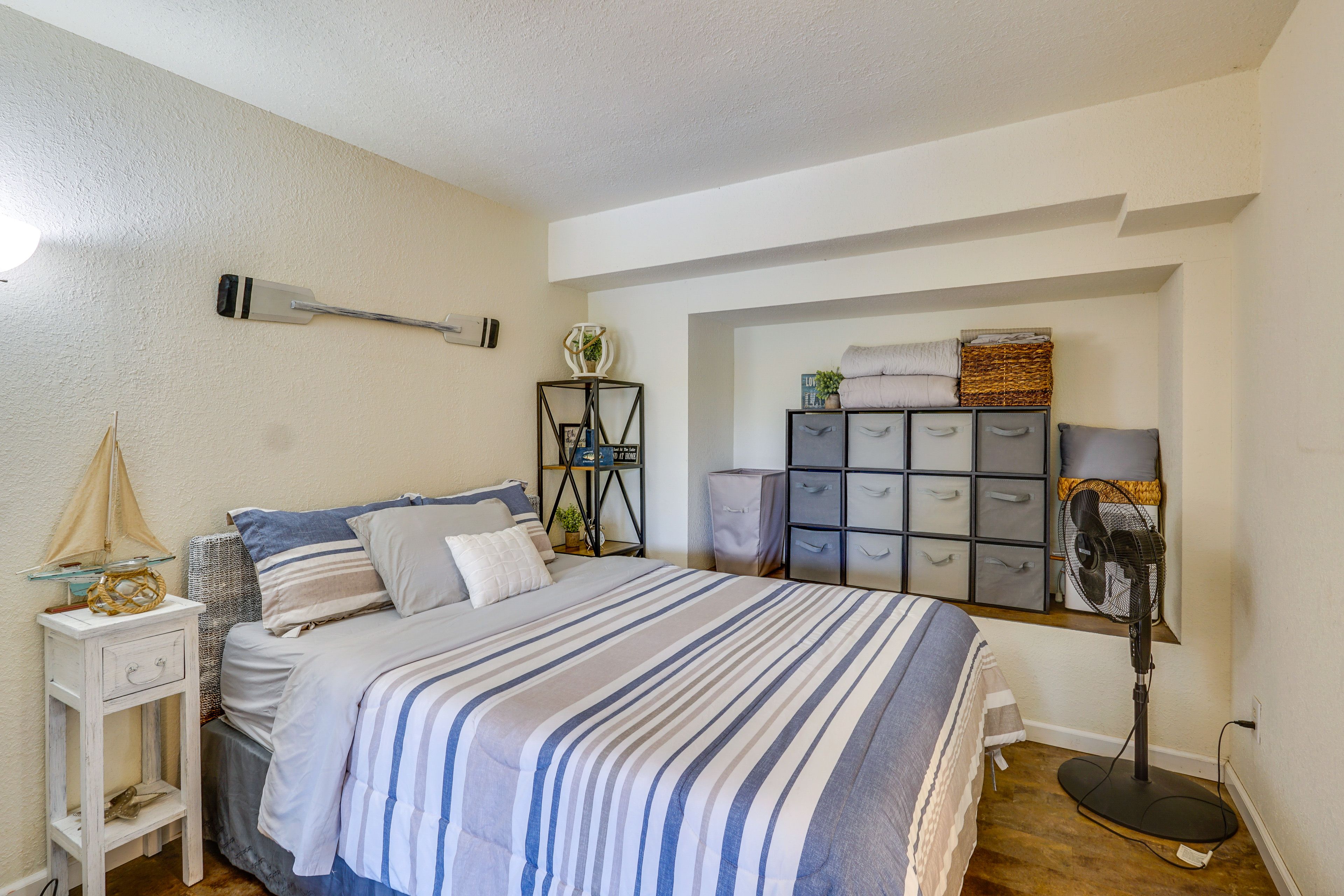 Bedroom | Queen Bed