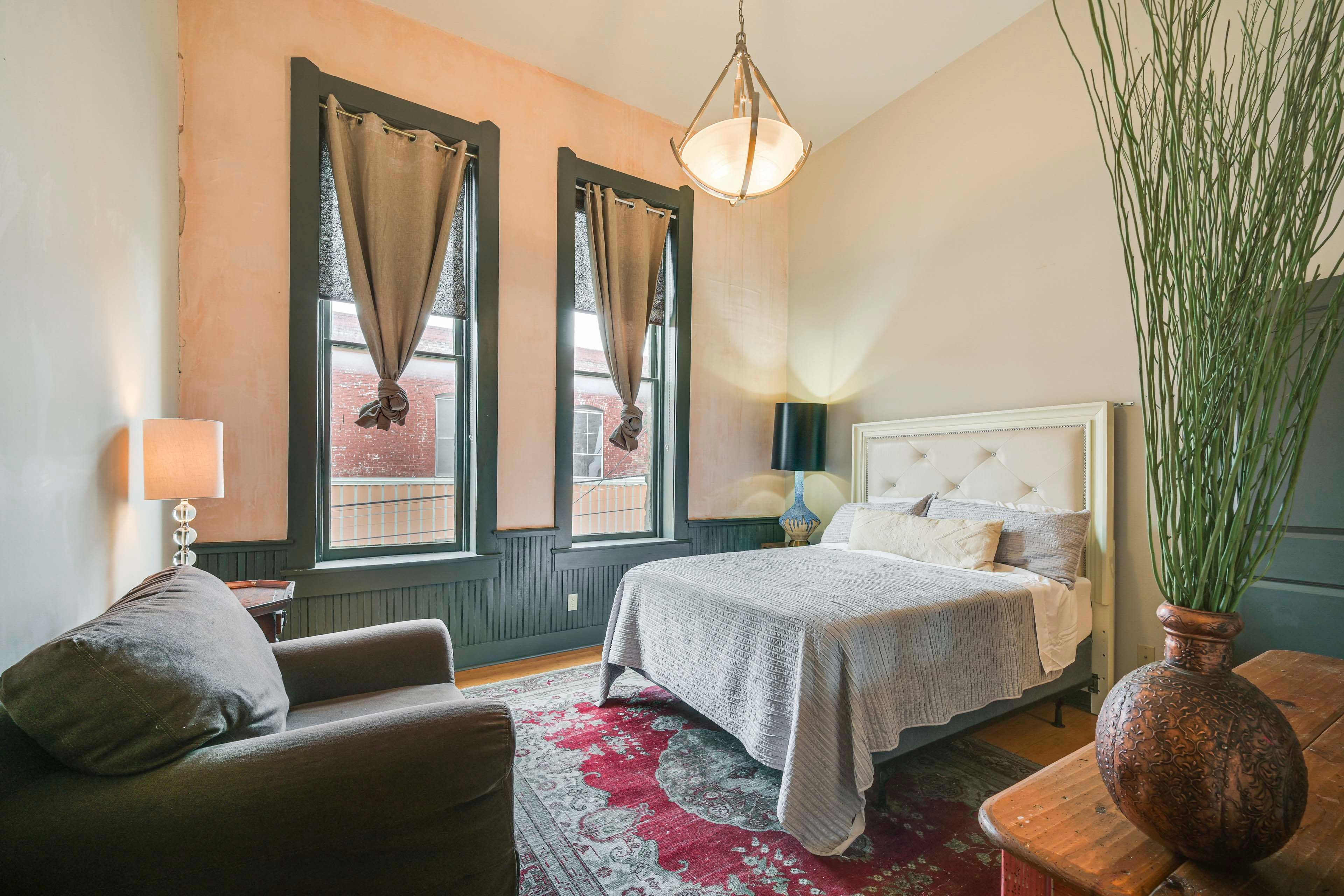 Bedroom | Queen Bed