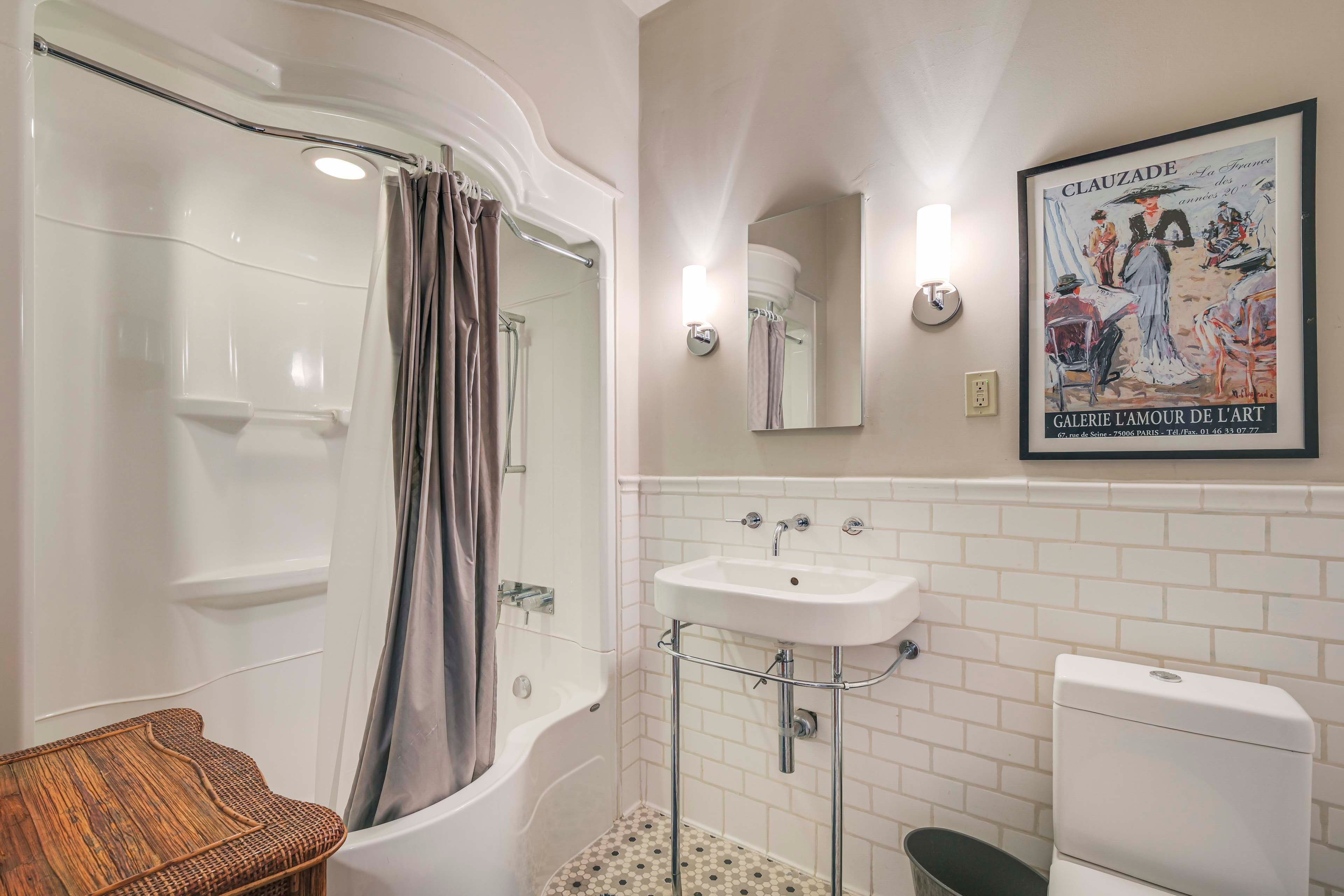 Full Bathroom | Towels & Linens Provided