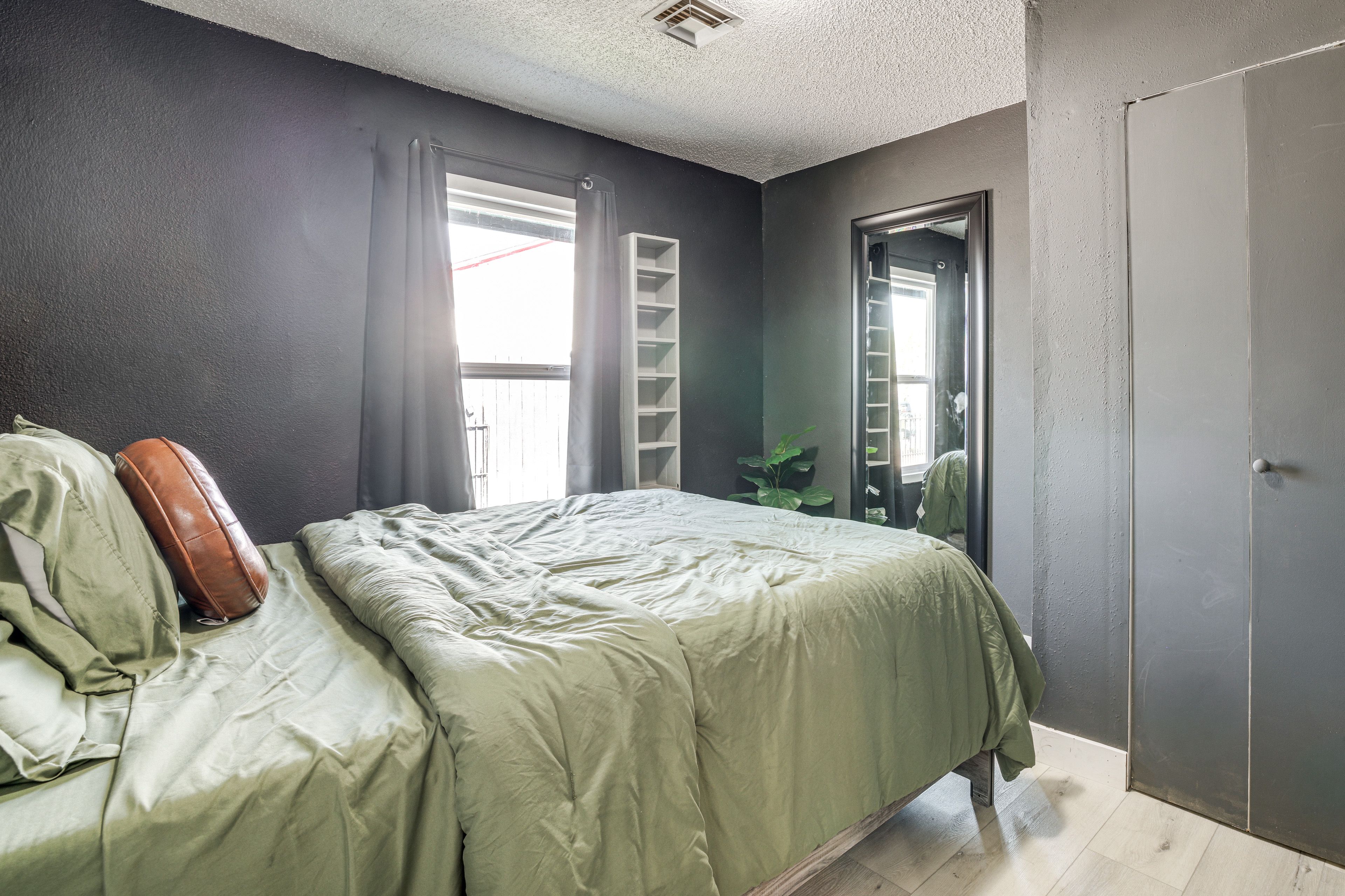 Bedroom 2 | Queen Bed