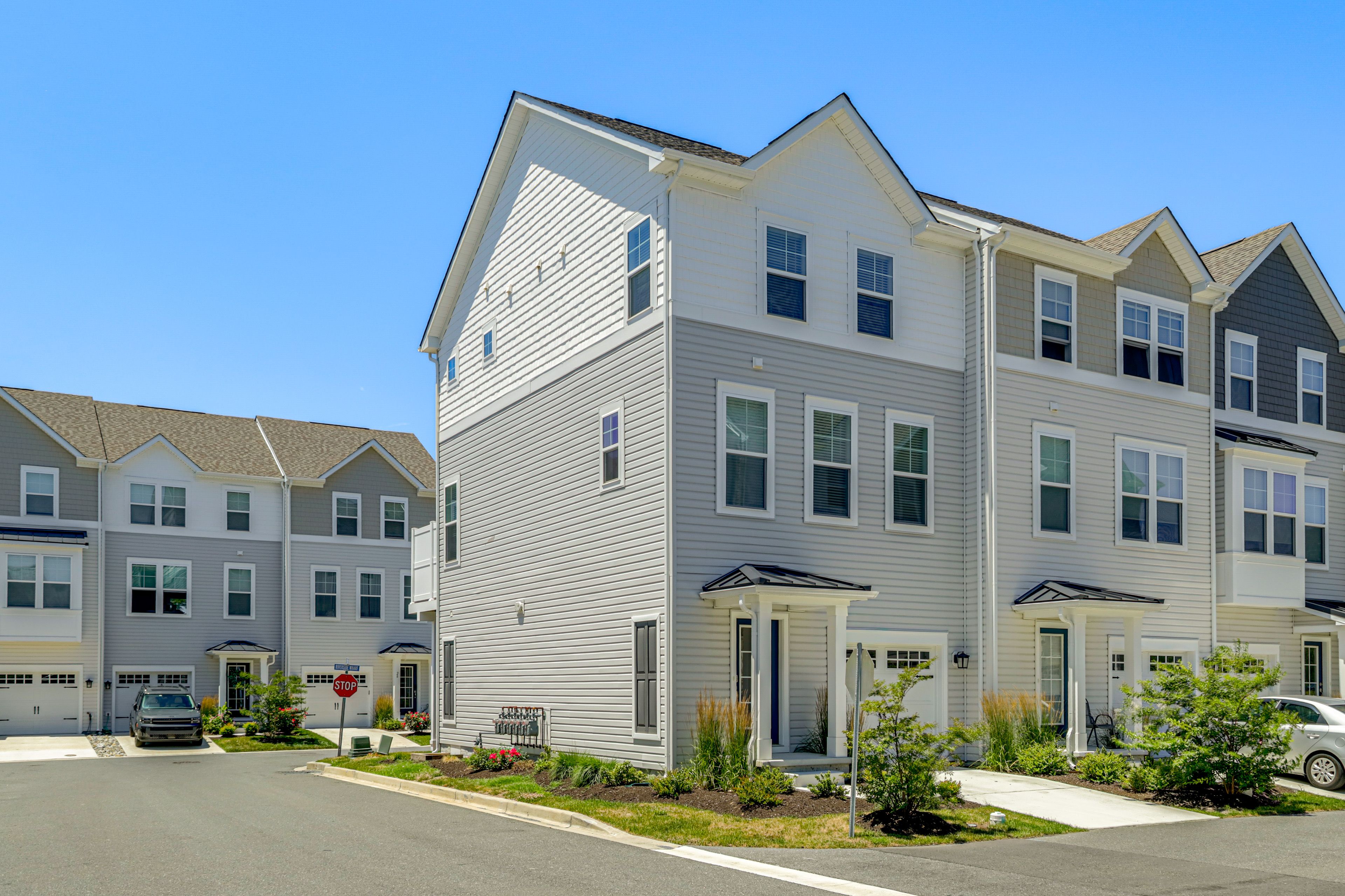Exterior | Parking | Garage (1 Vehicle) | Driveway (1 Vehicle)