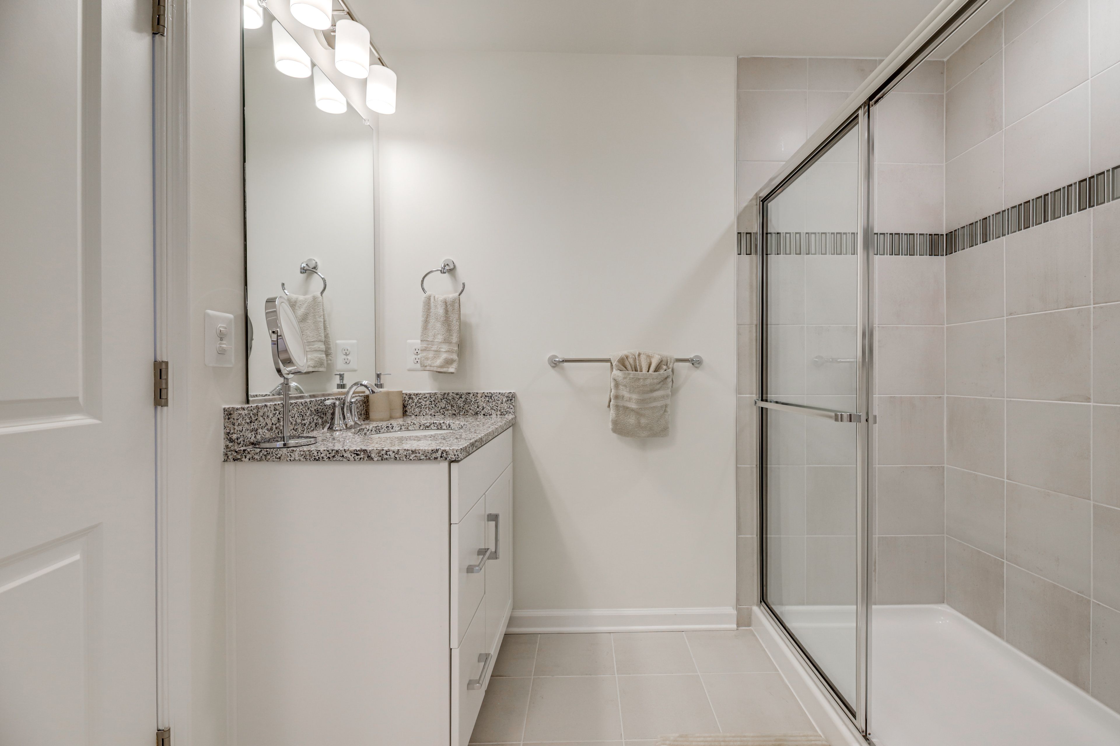 En-Suite Bathroom | Towels & Linens Provided | 3rd Floor