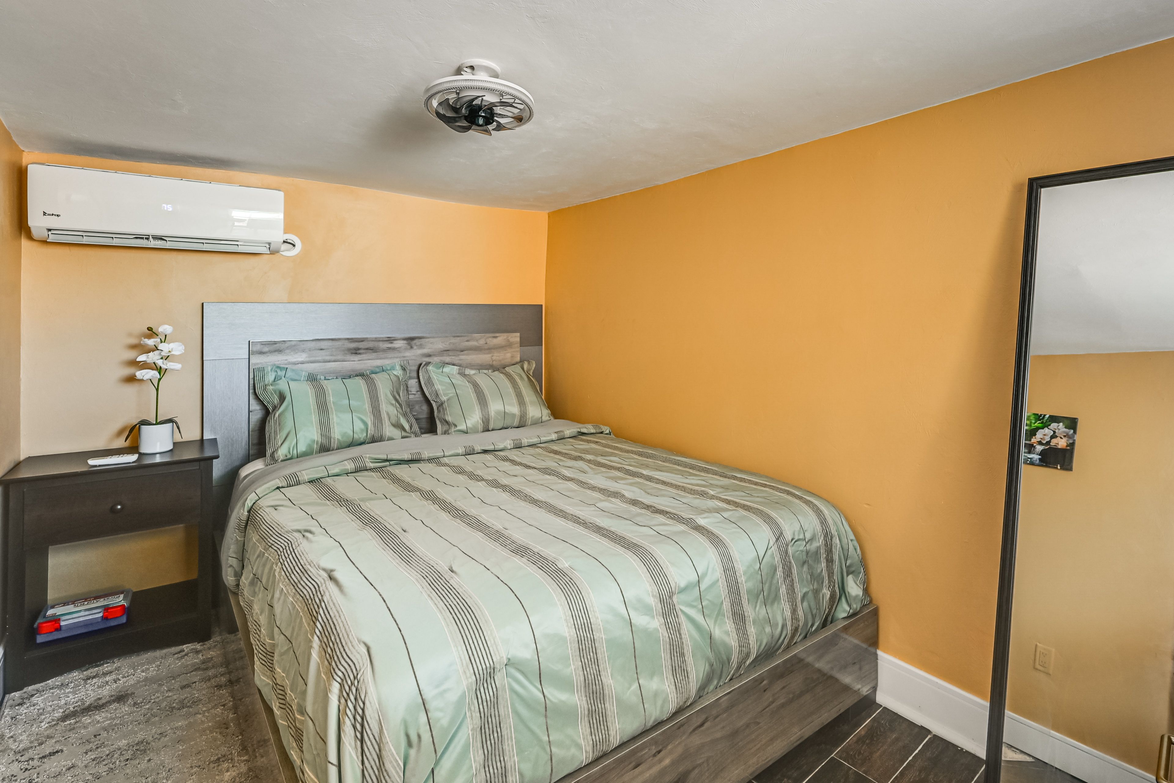 Bedroom | Queen Bed