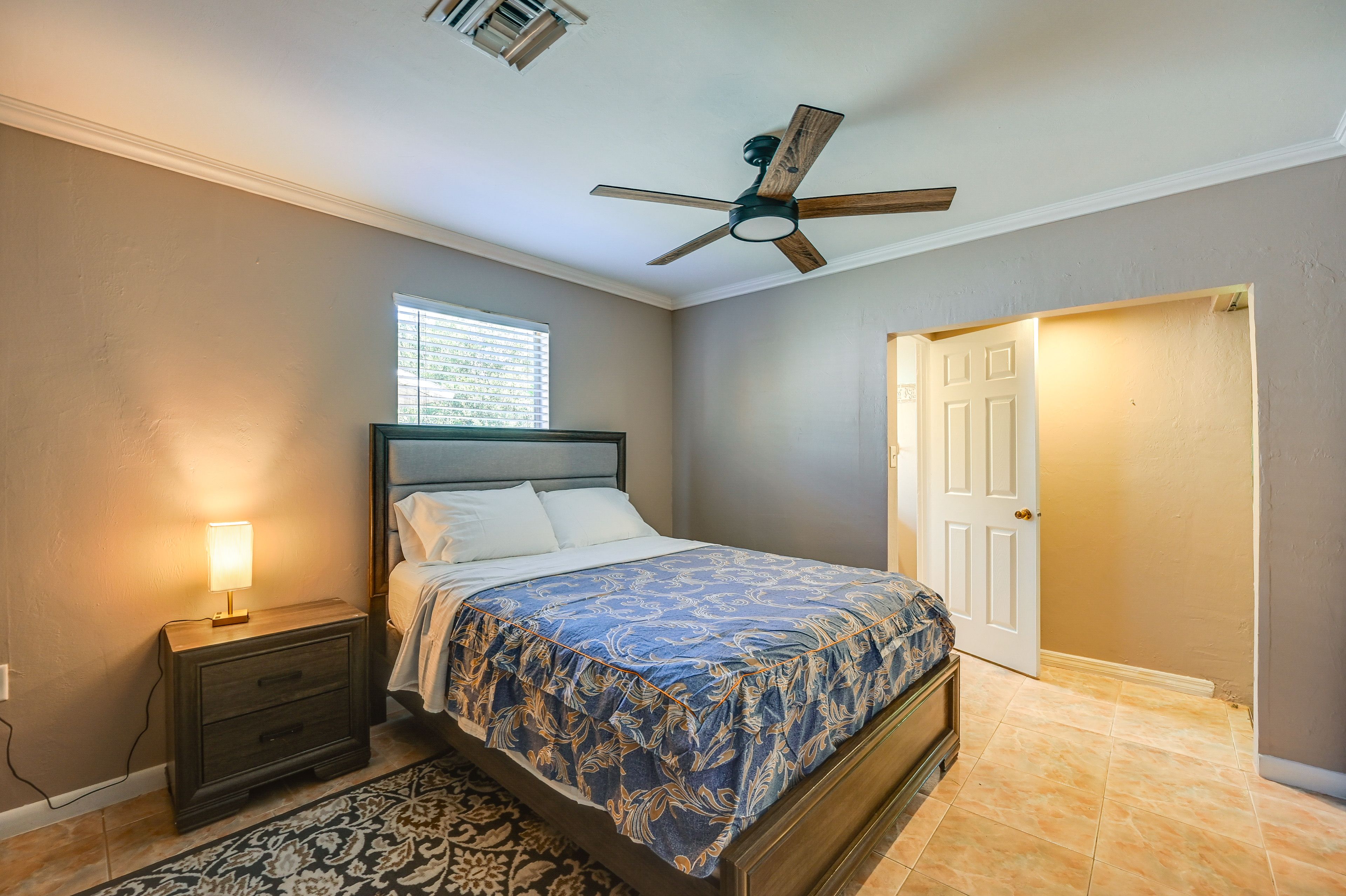 Bedroom 1 | Queen Bed