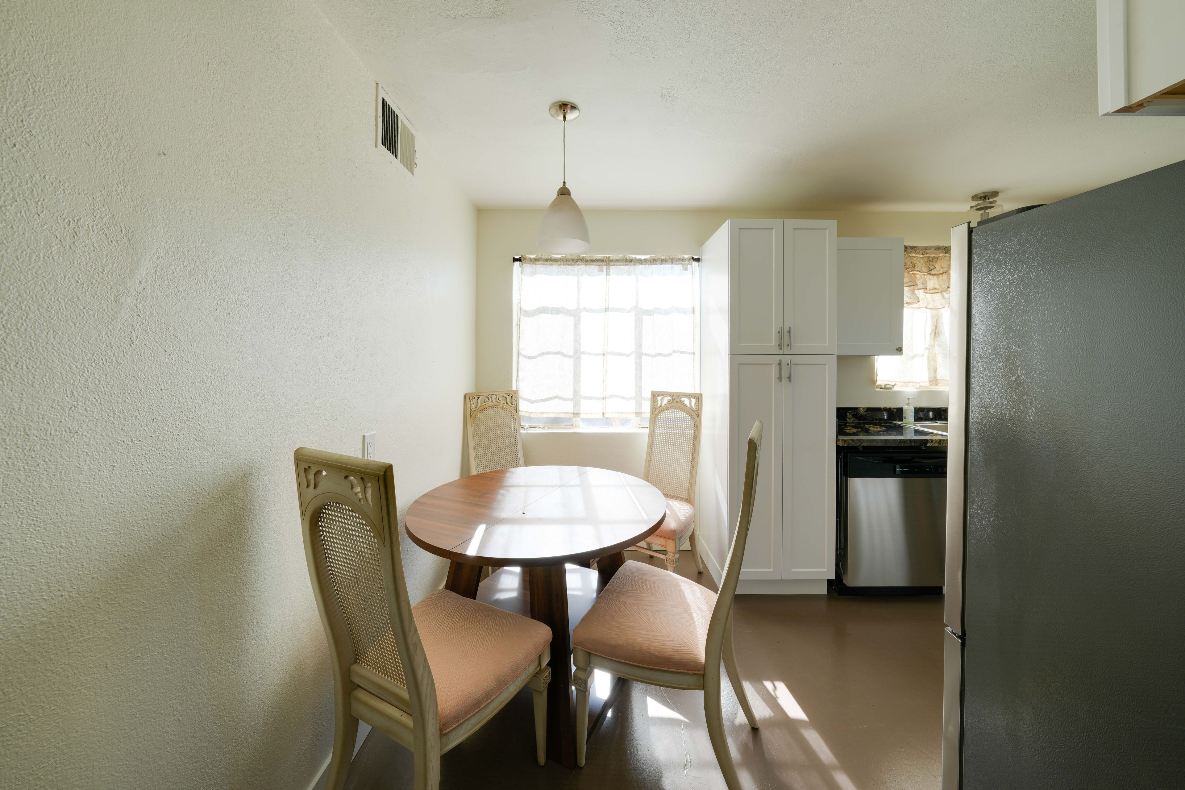 Dining Area | Dishware/Flatware Provided