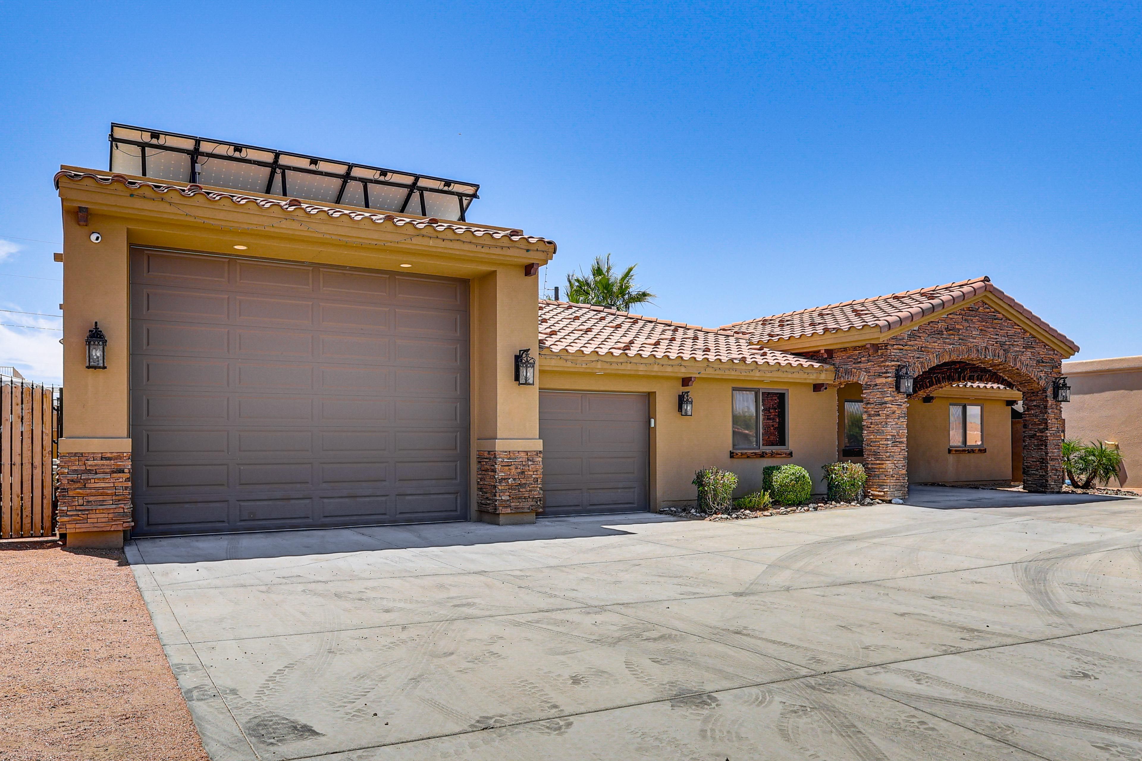 Driveway Parking (6 Vehicles) | No Garage Access