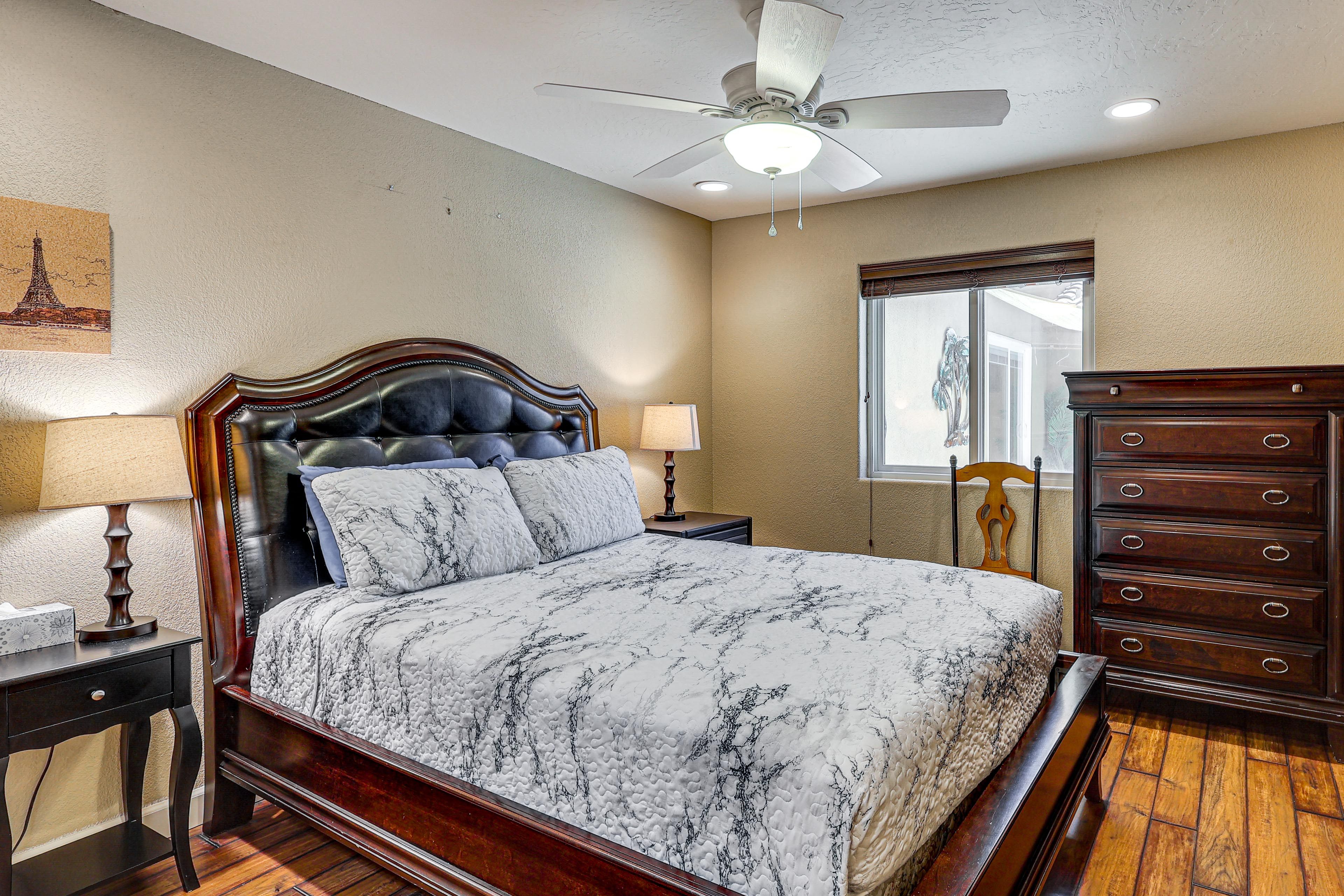 Bedroom 3 | Queen Bed