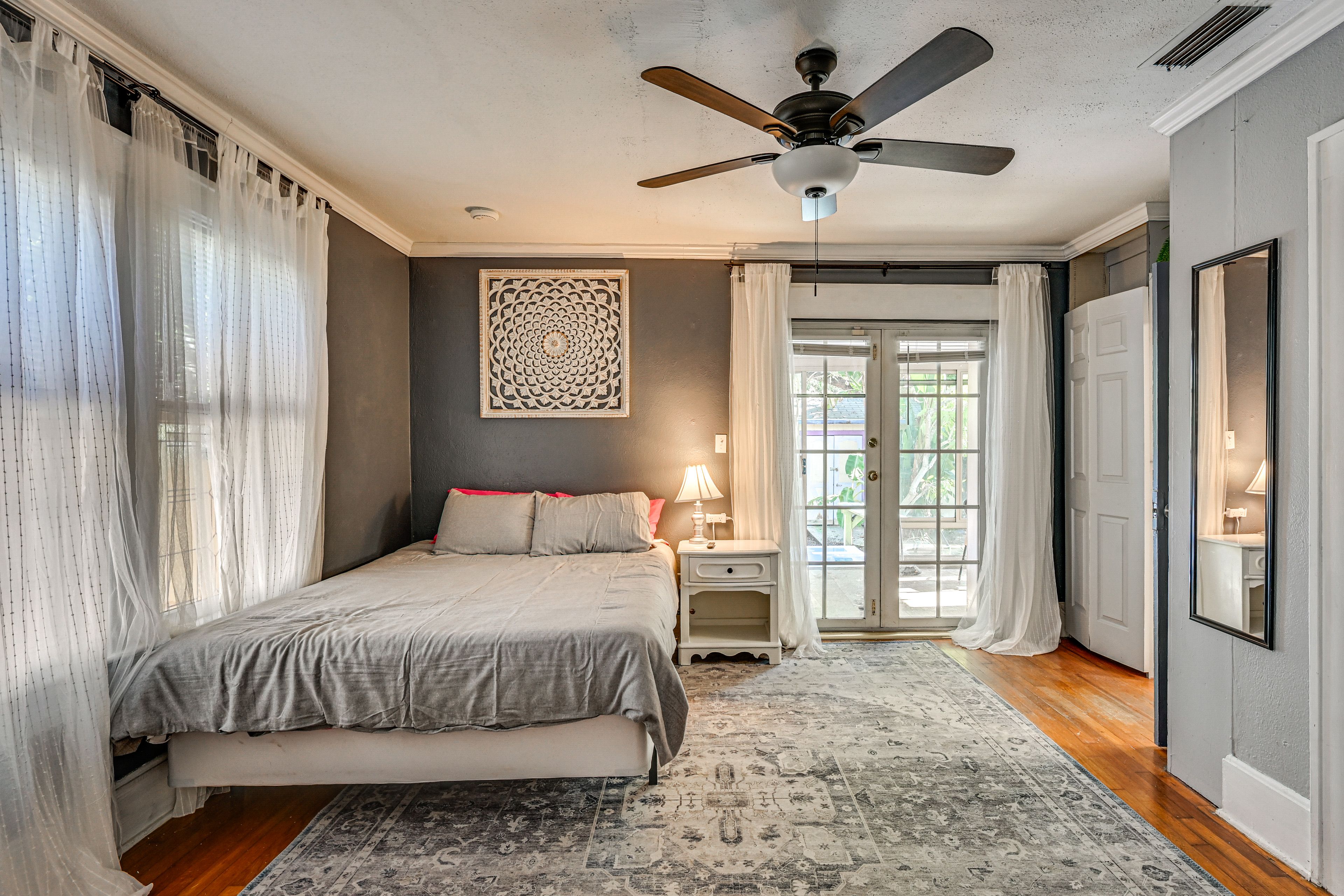Bedroom 1 | Queen Bed