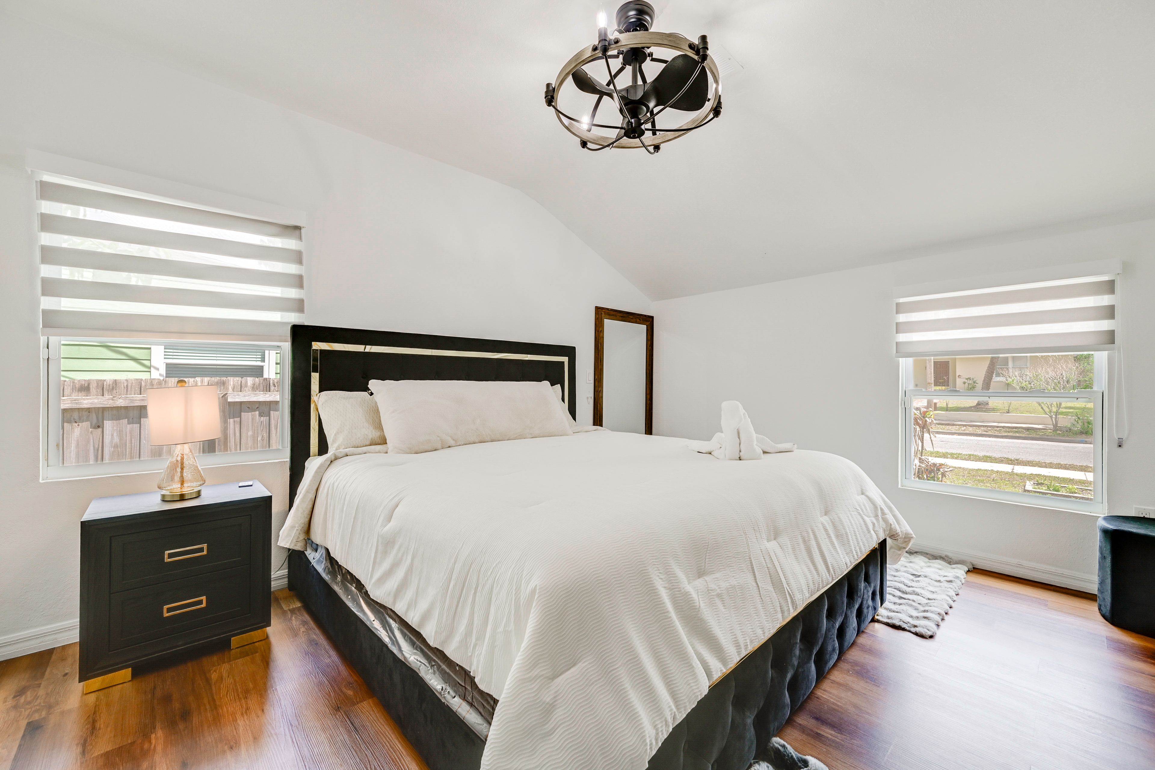 Bedroom 1 | King Bed