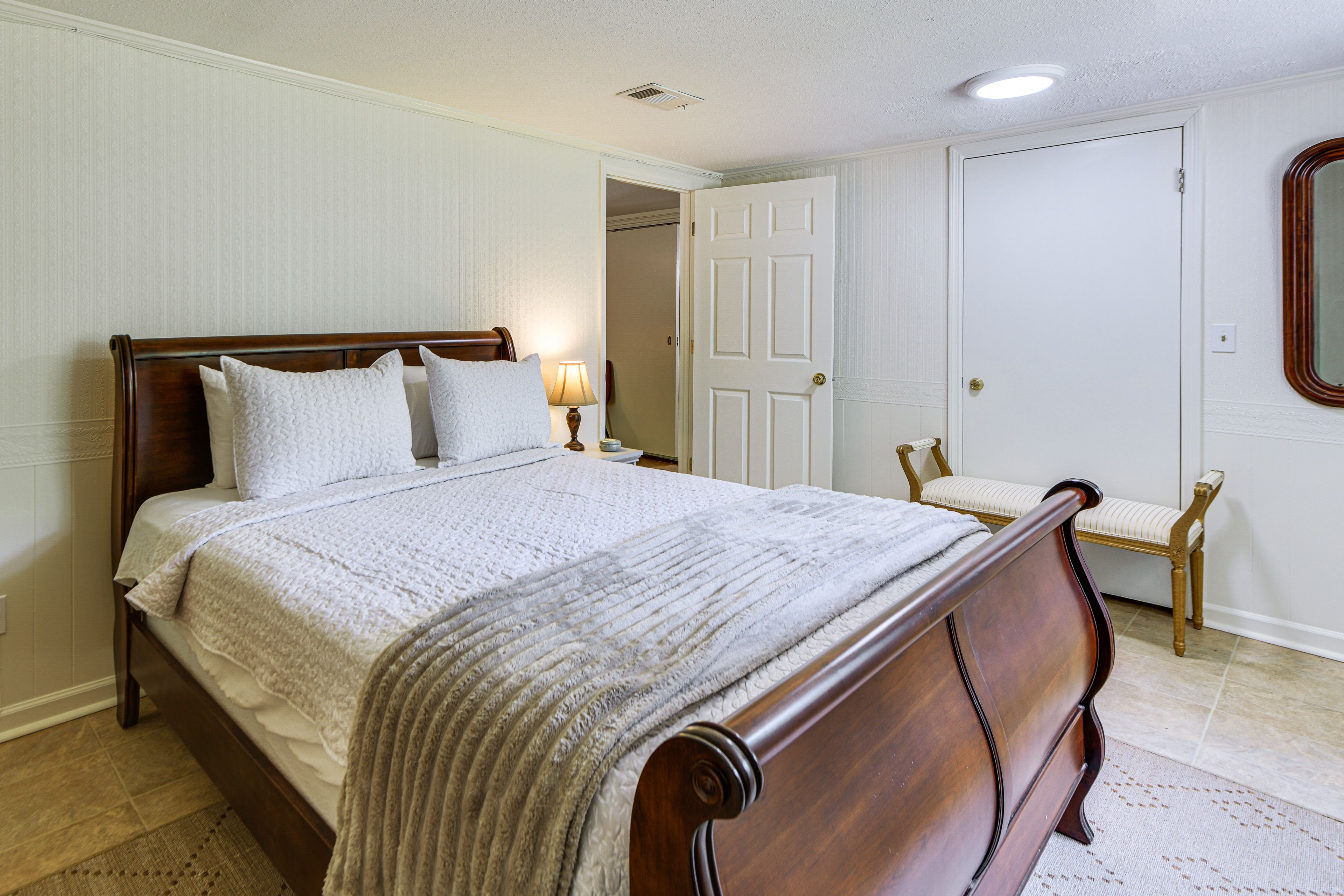 Bedroom | Queen Bed