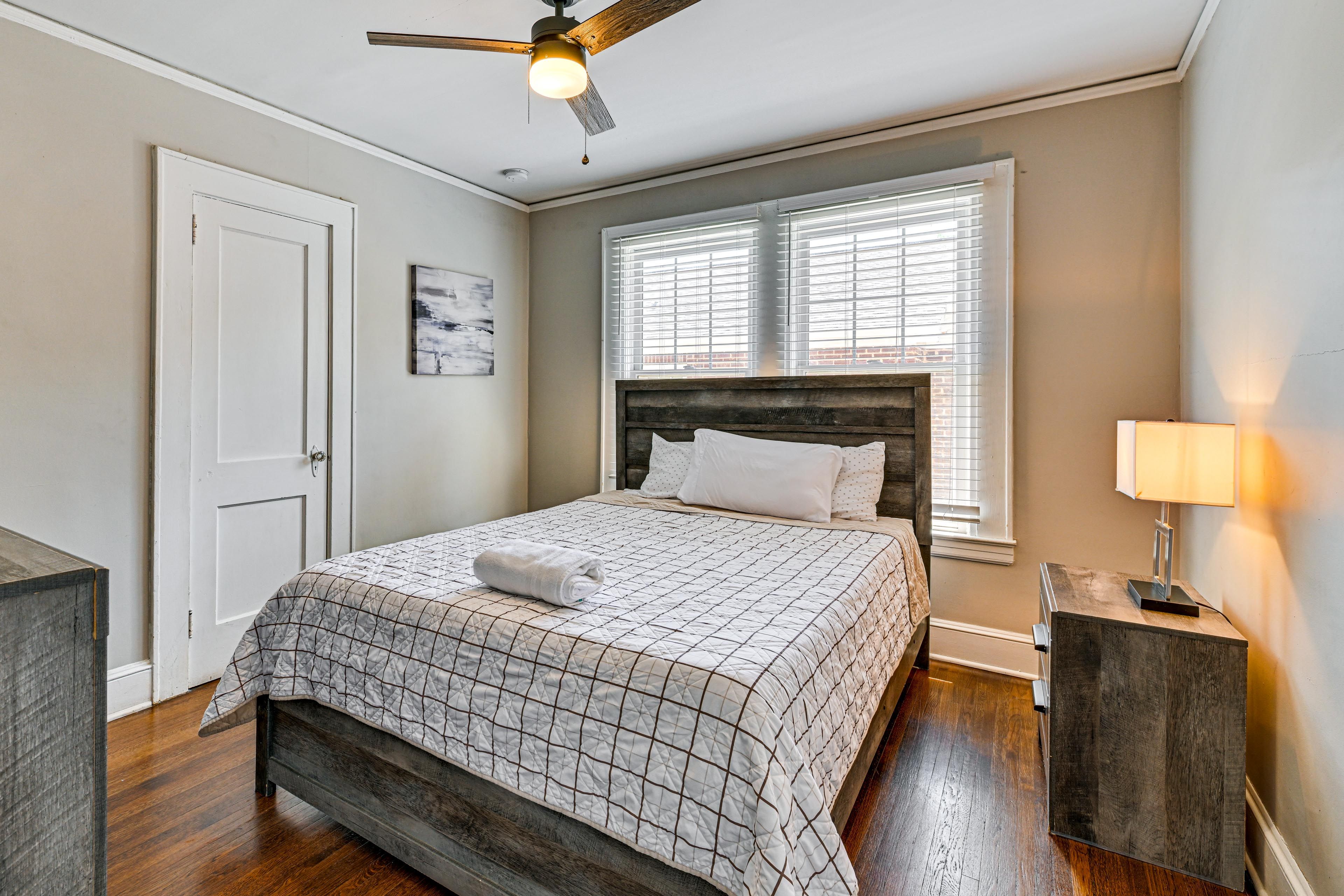 Bedroom 1 | Queen Bed