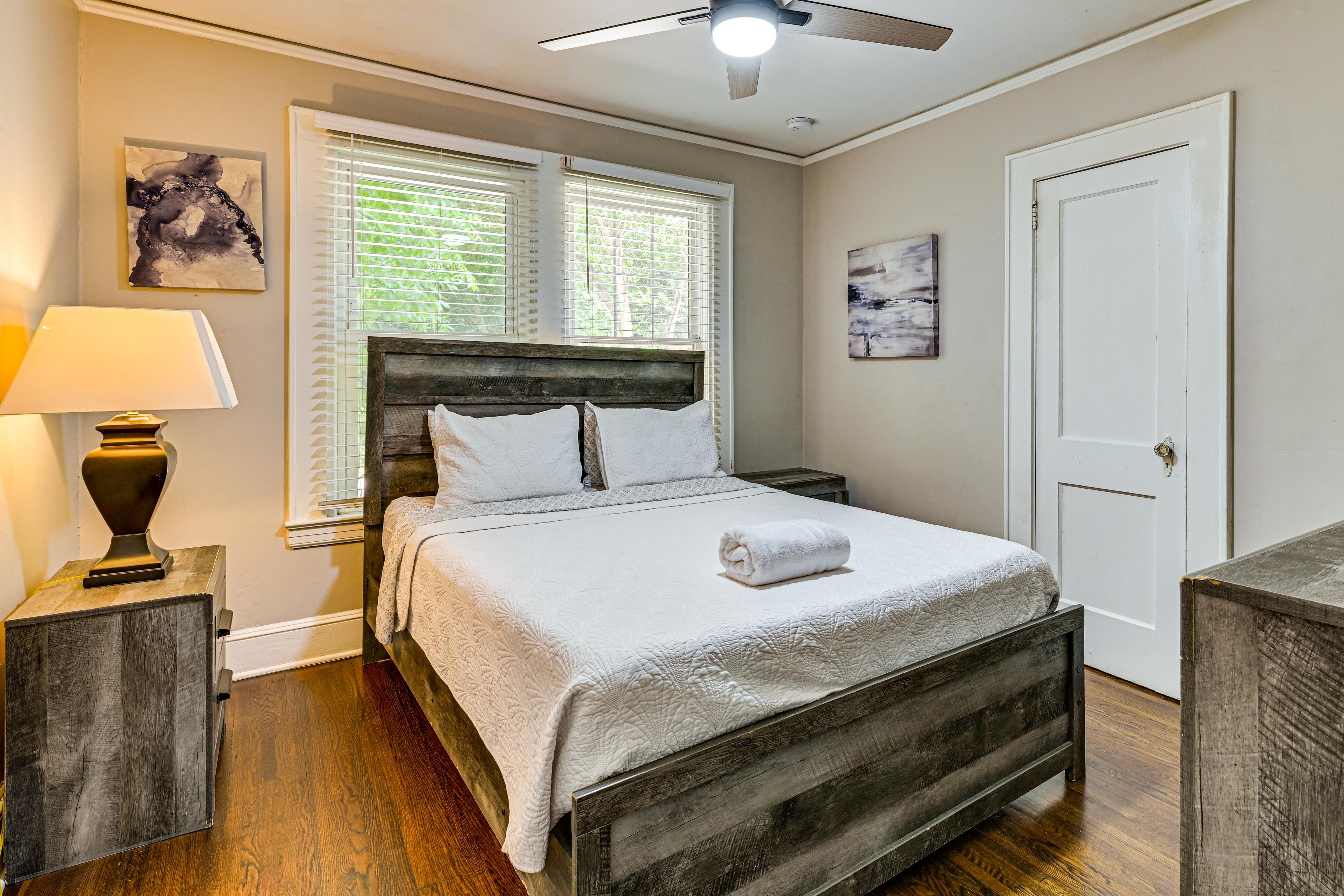 Bedroom 1 | Queen Bed