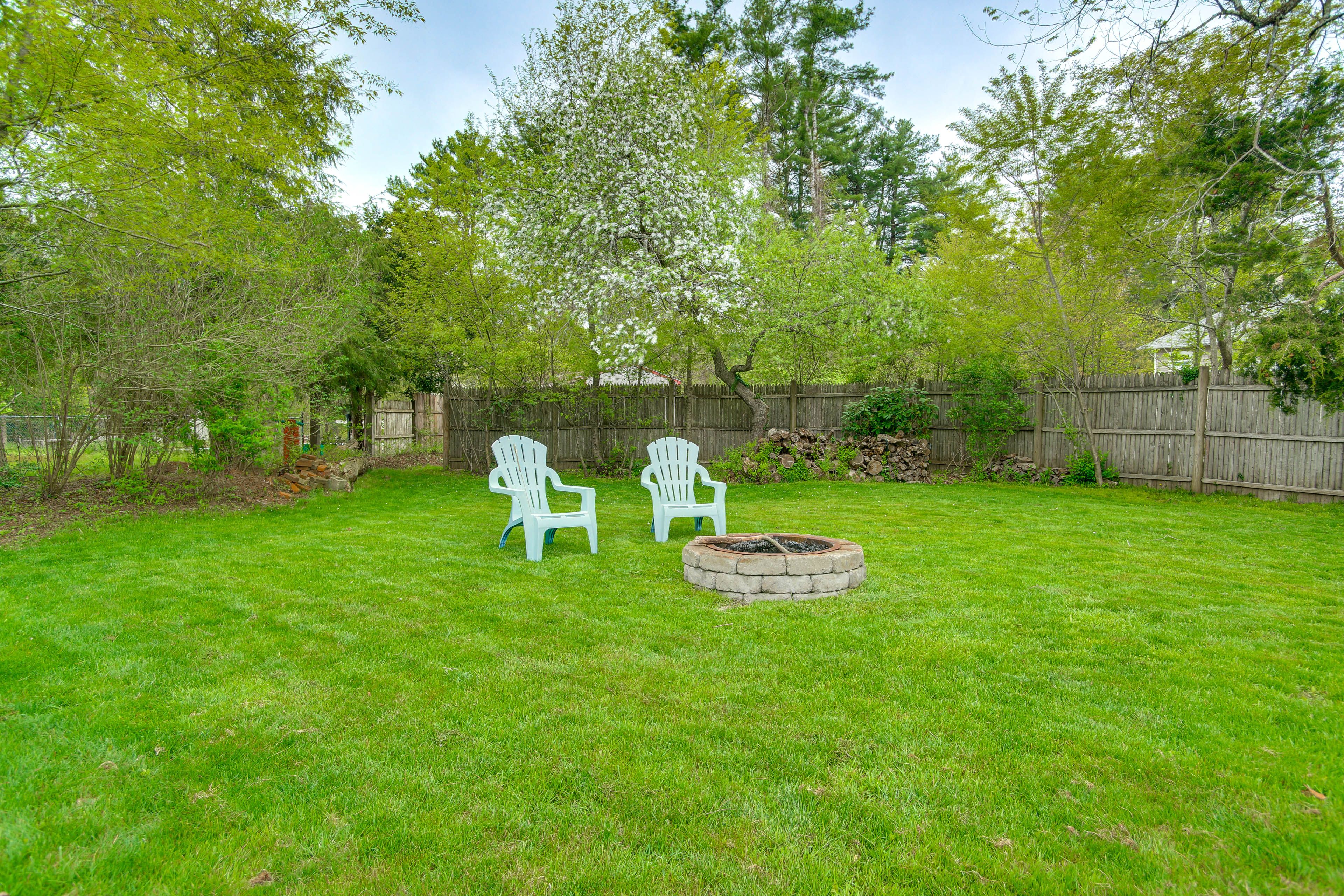 Private Yard w/ Fire Pit | Furnished Deck | Private Hot Tub