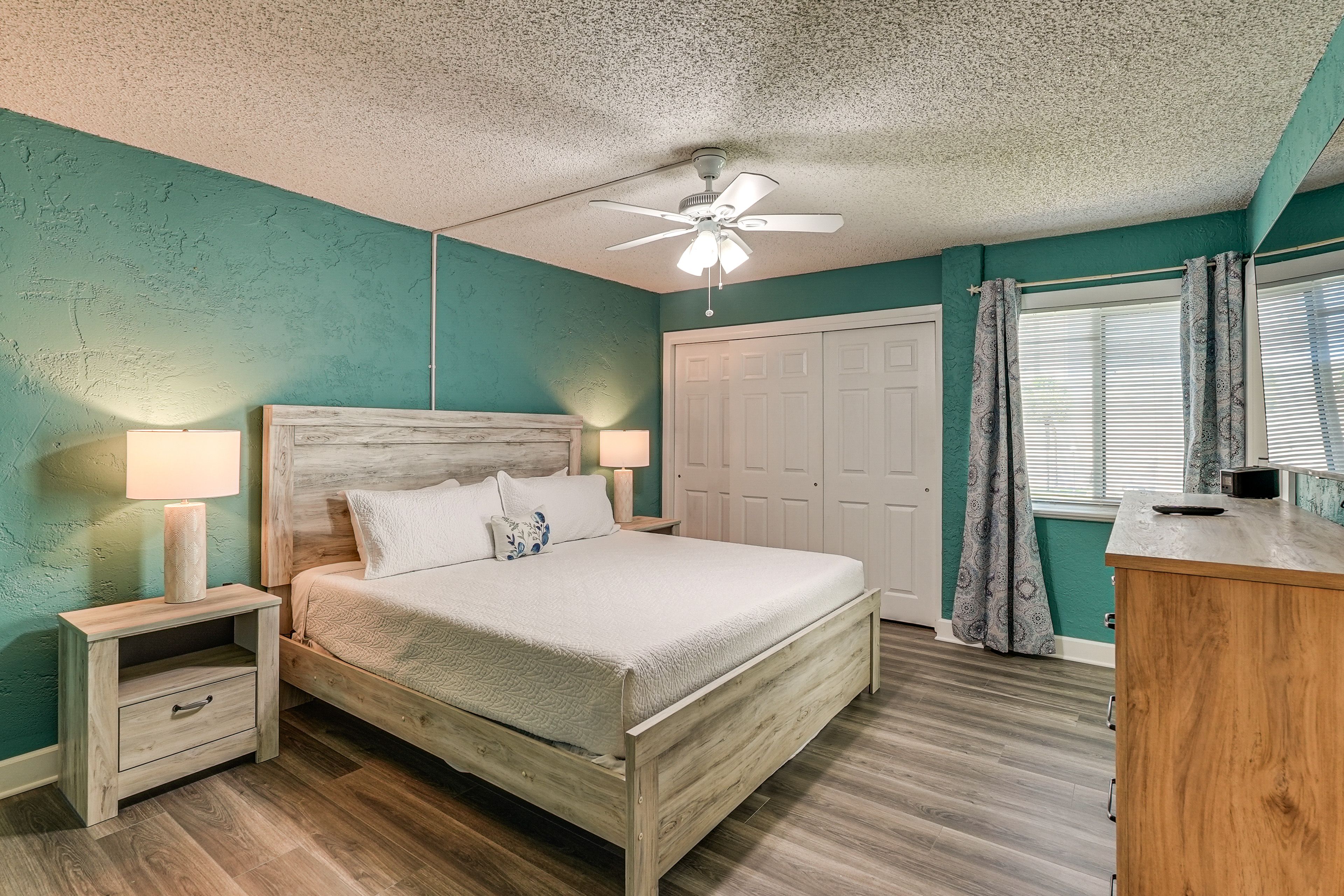 Bedroom 1 | King Bed