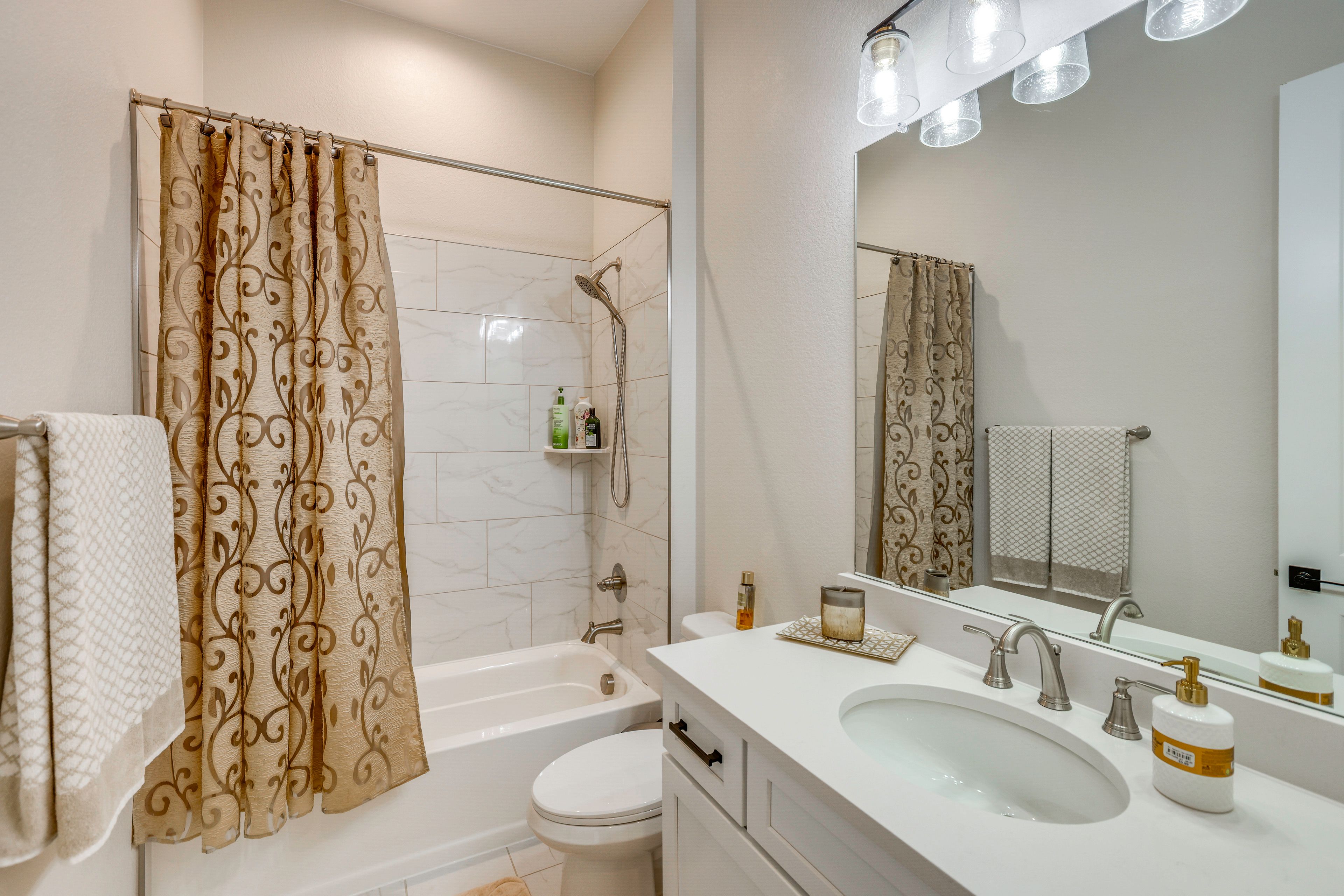 Full Bathroom | Main Level