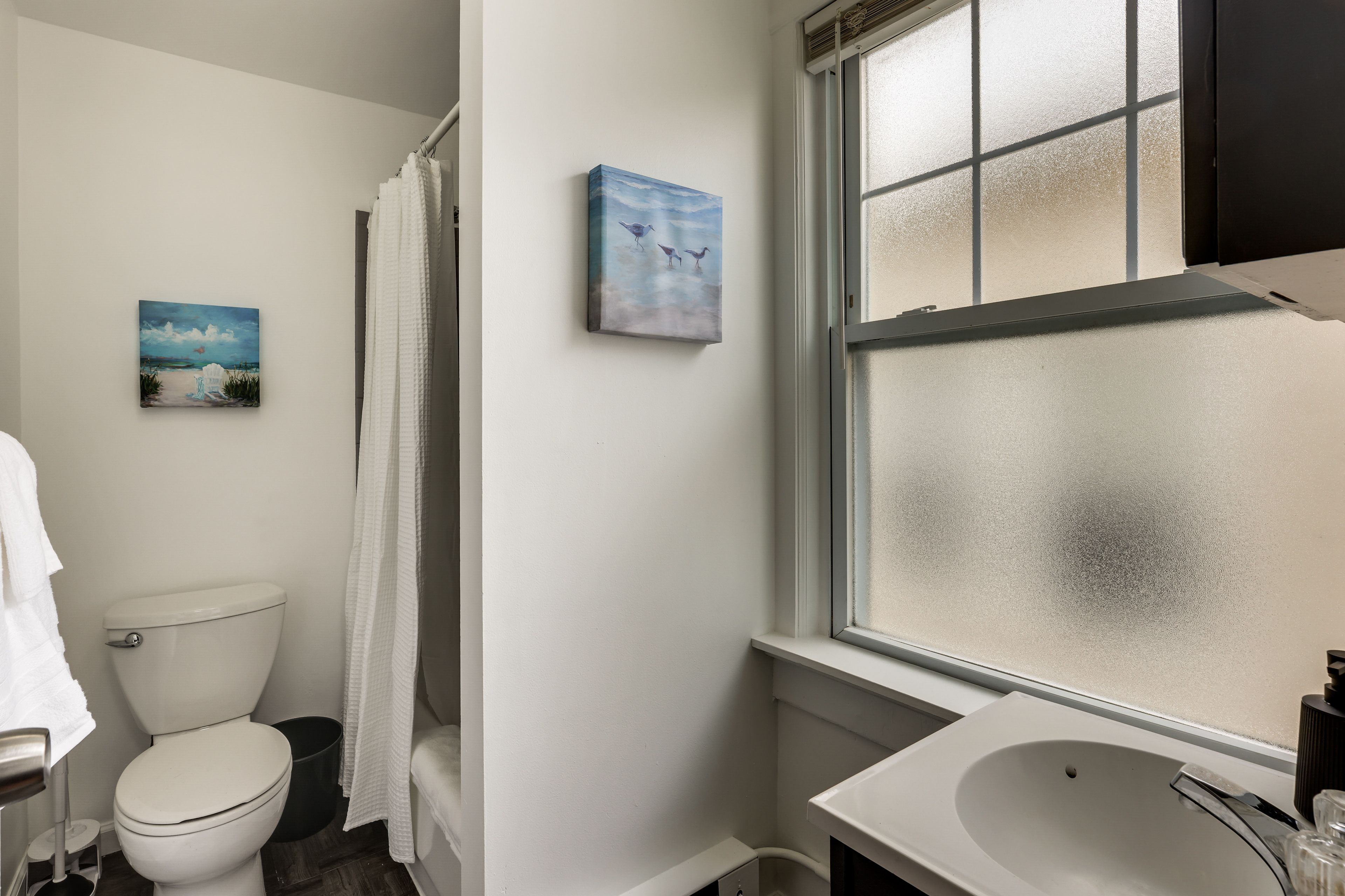 Studio | Full Bathroom
