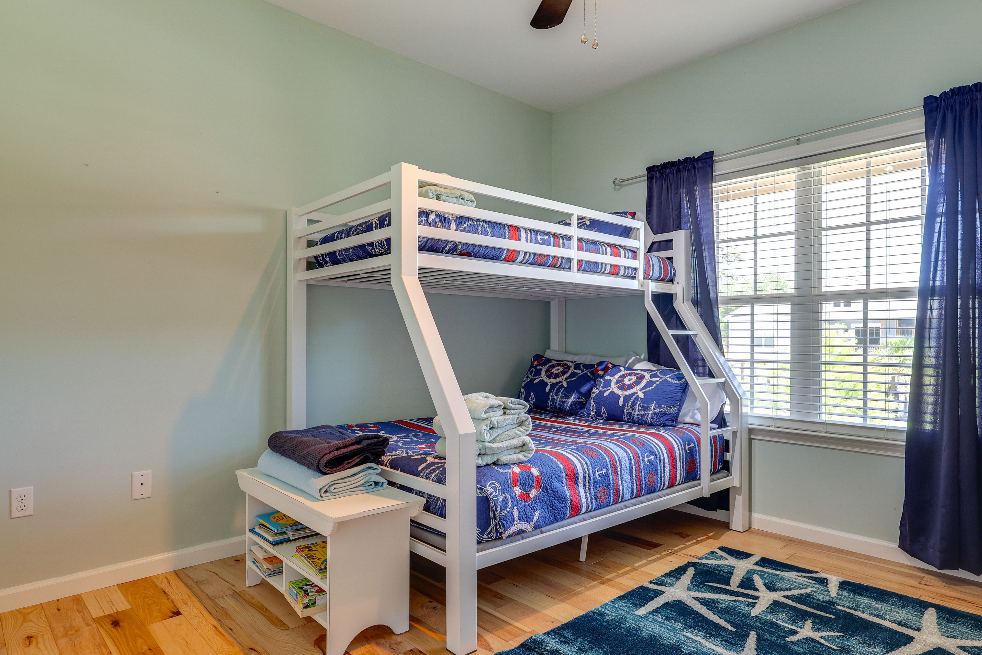 Bedroom 3 | Twin/Full Bunk Bed