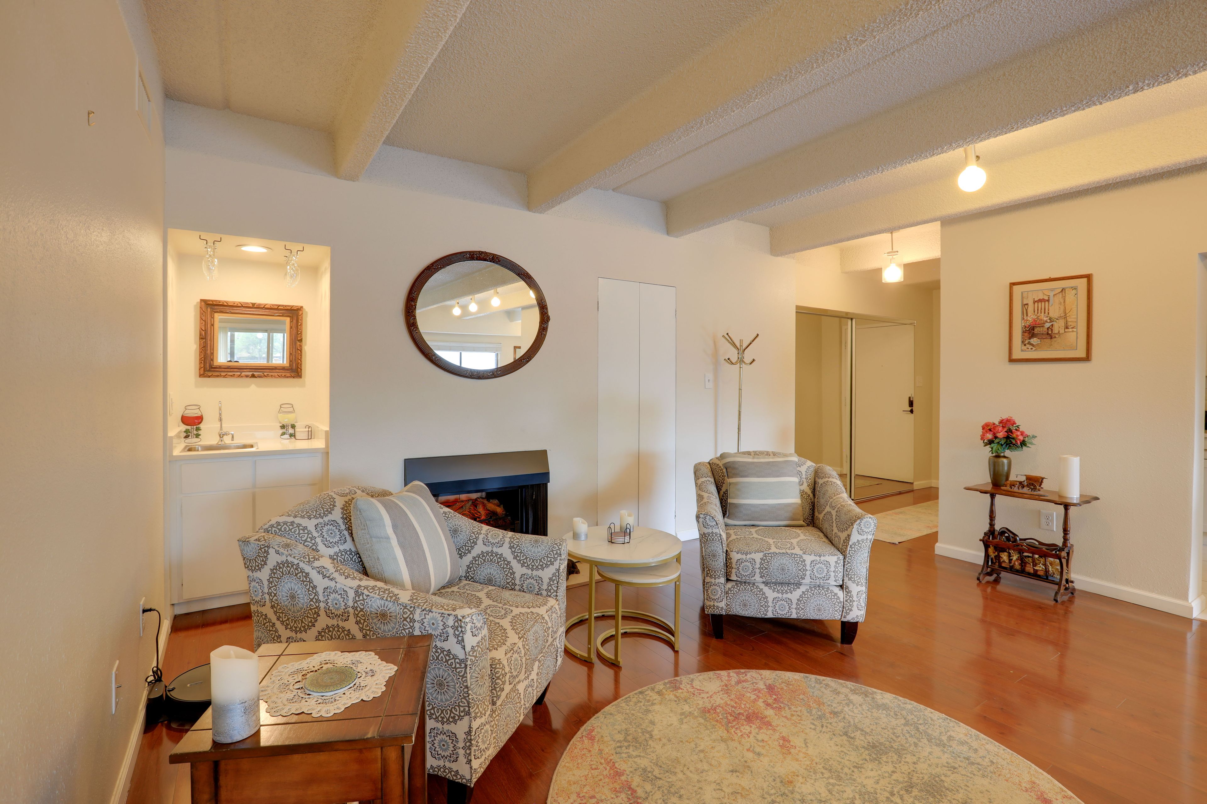 Sitting Area | Wet Bar