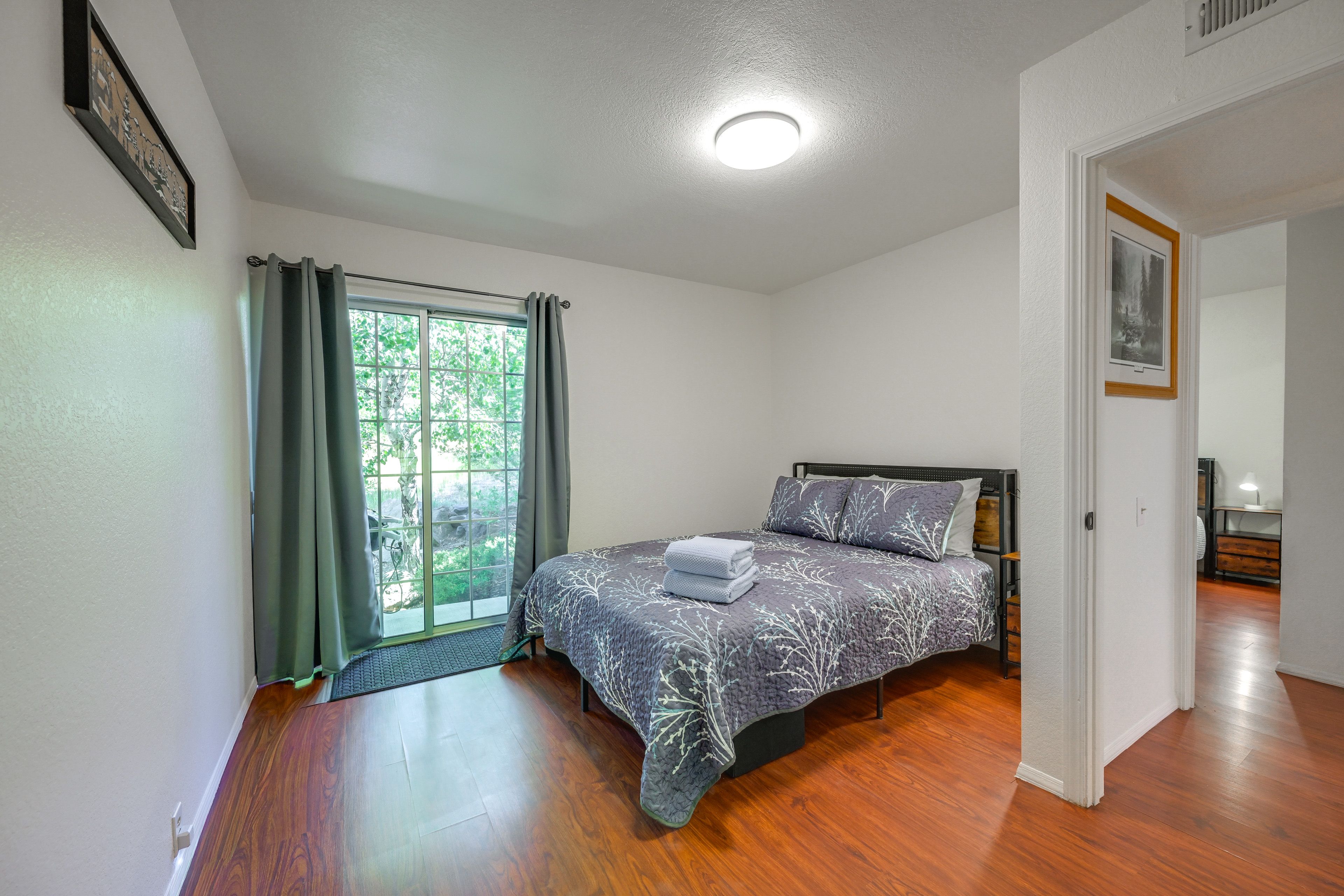Bedroom 1 | Queen Bed