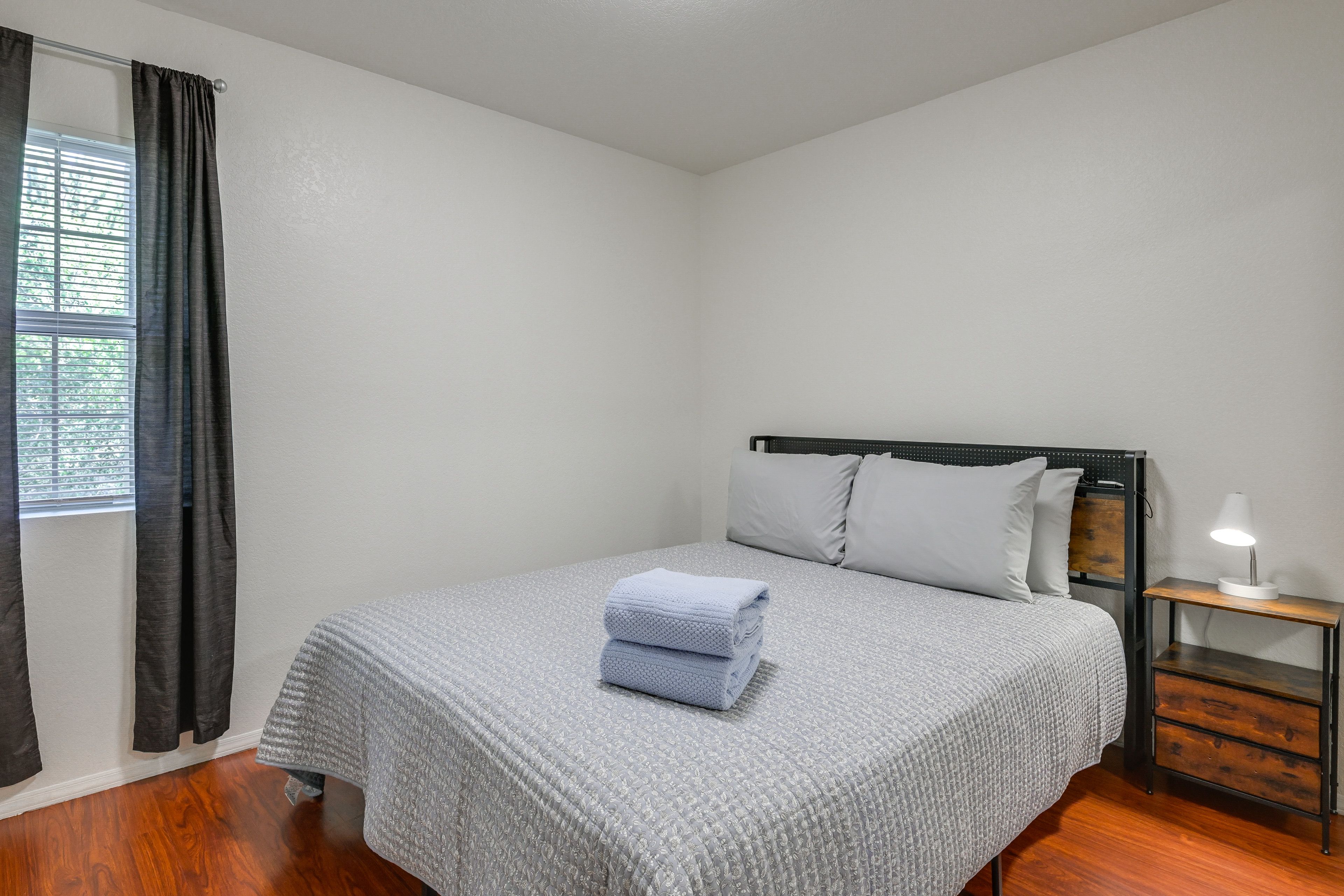 Bedroom 2 | Queen Bed