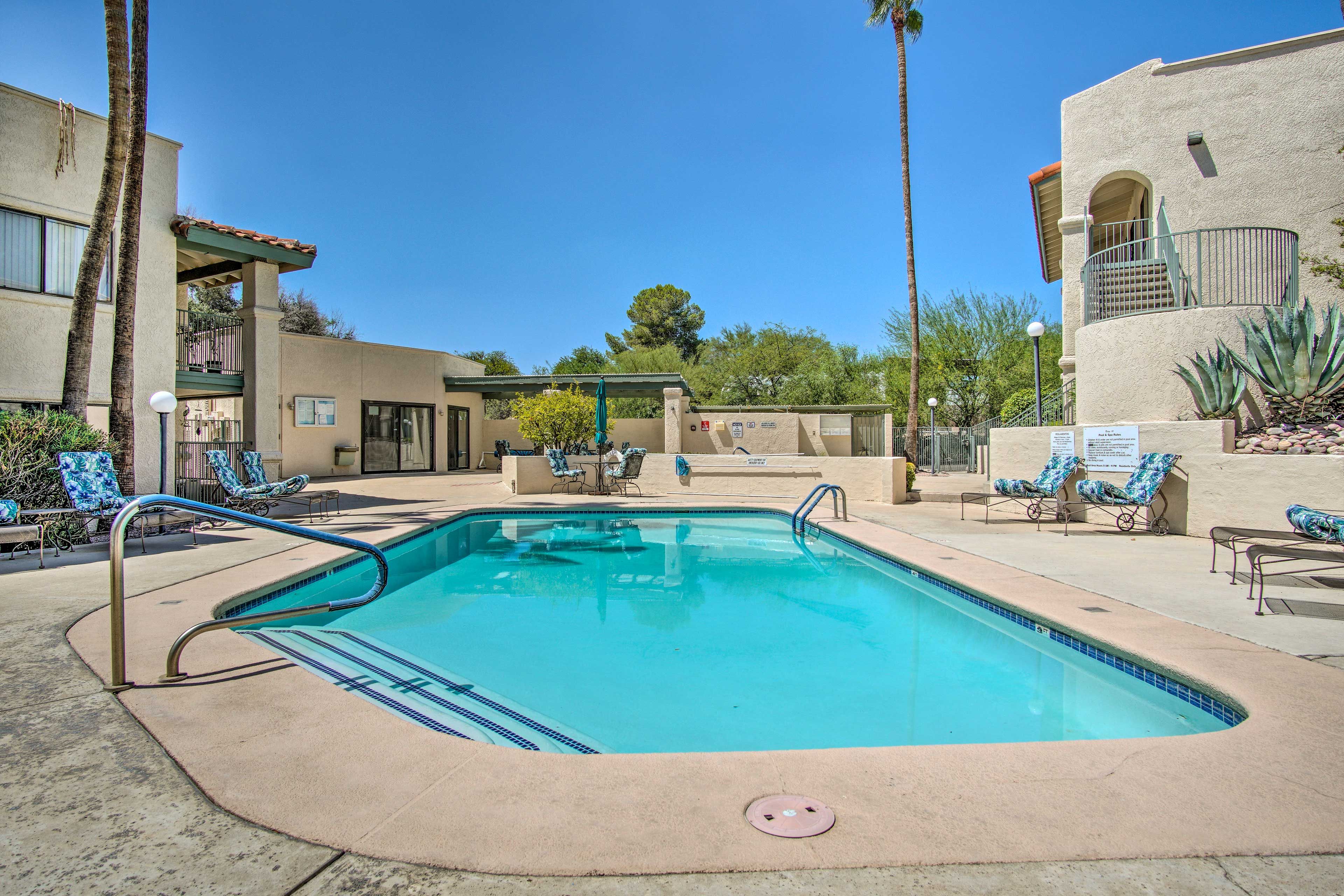 Community Amenities | Outdoor Pool & Hot Tub | Dining Area