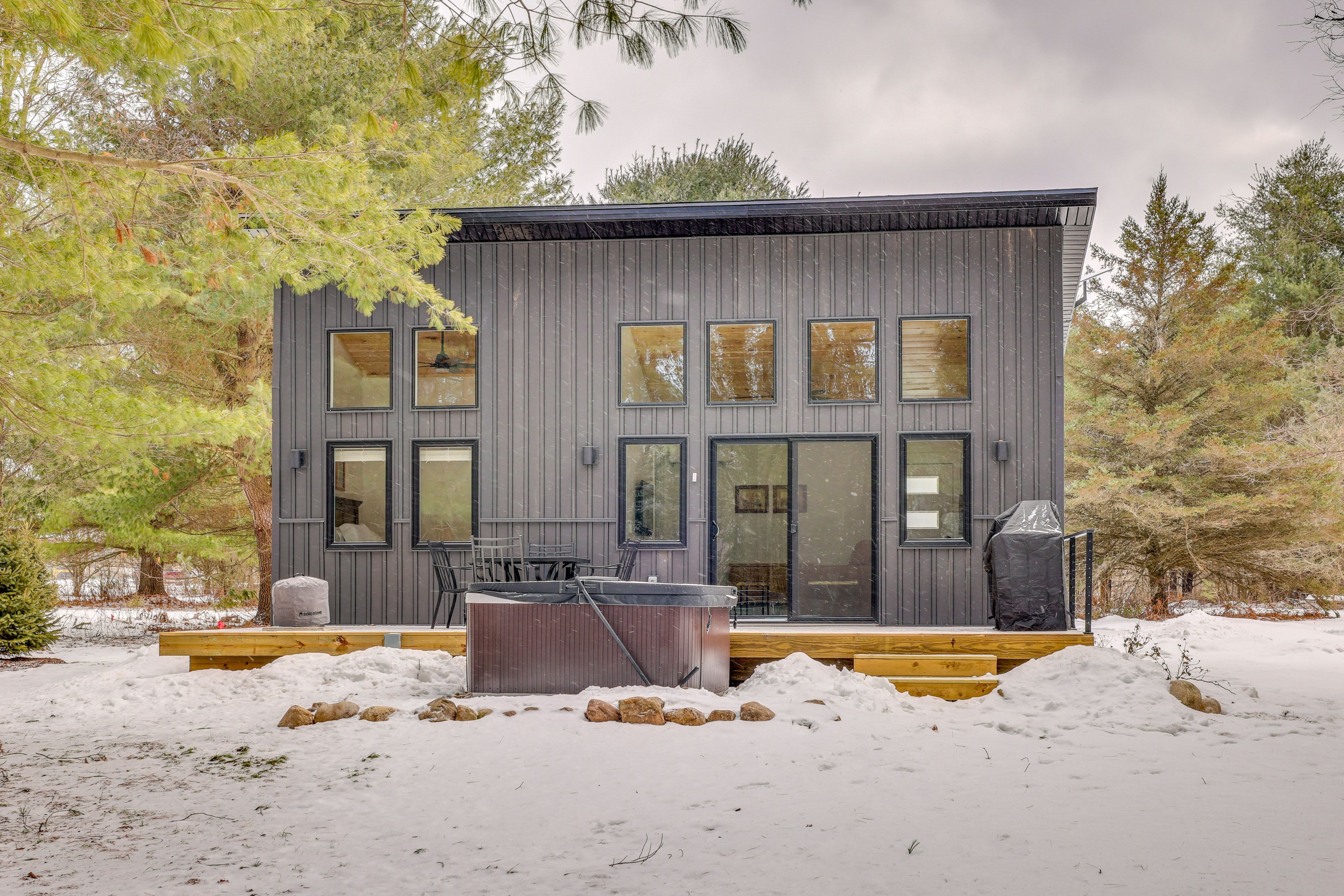 Creekview Comfort Cabin Exterior | Driveway (4 Vehicles)