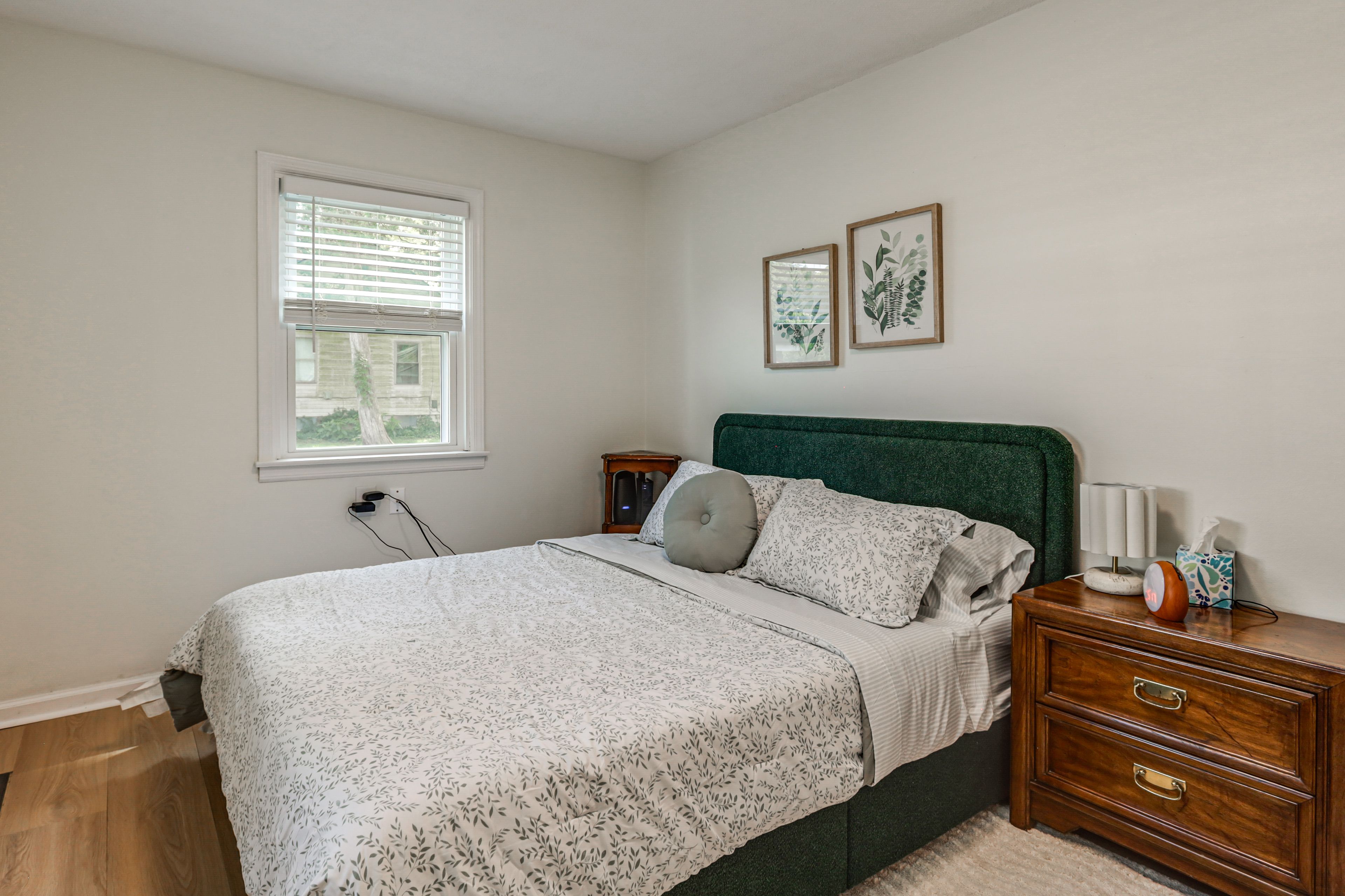 Bedroom 1 | Queen Bed