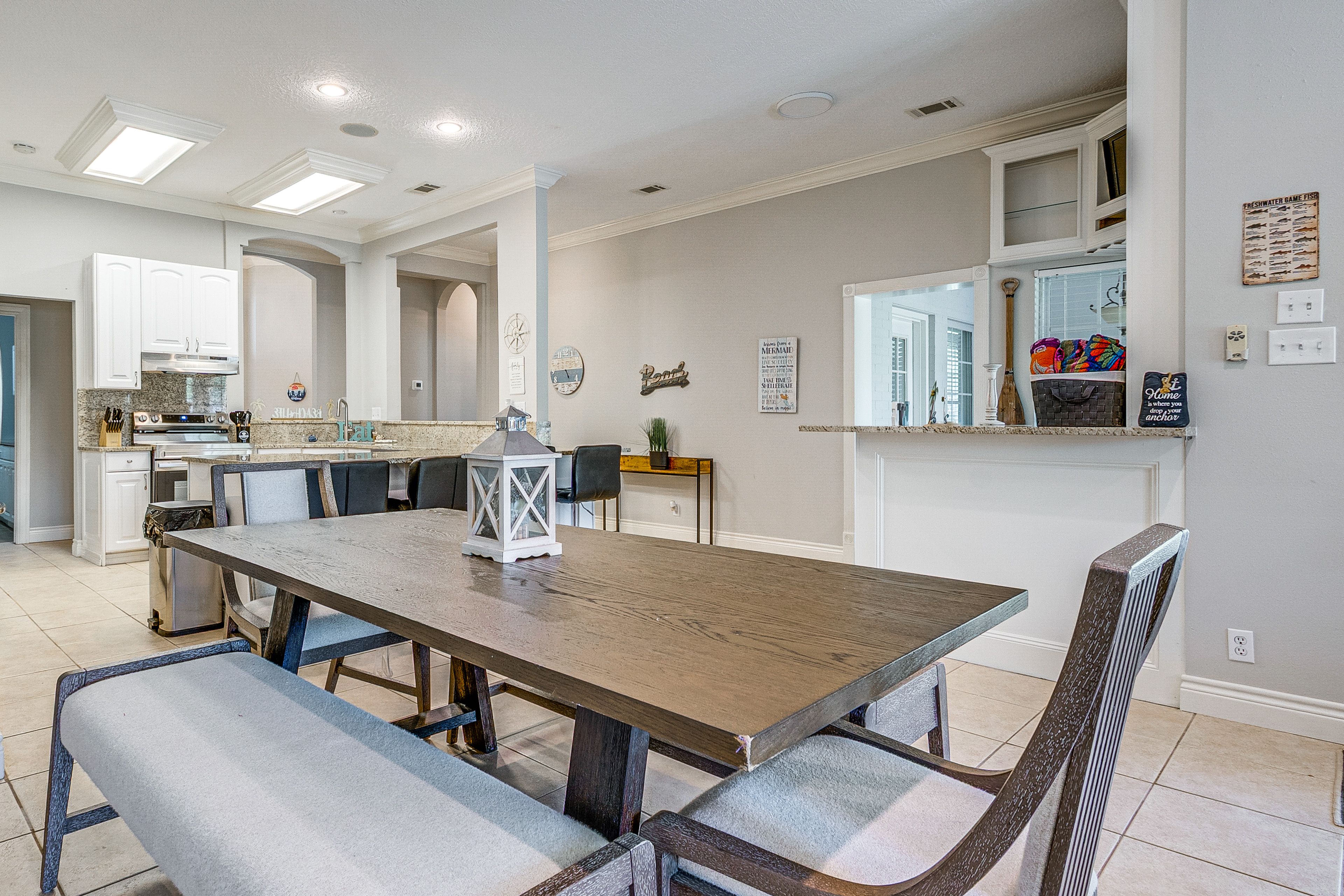 Dining Area | Dishware/Flatware Provided