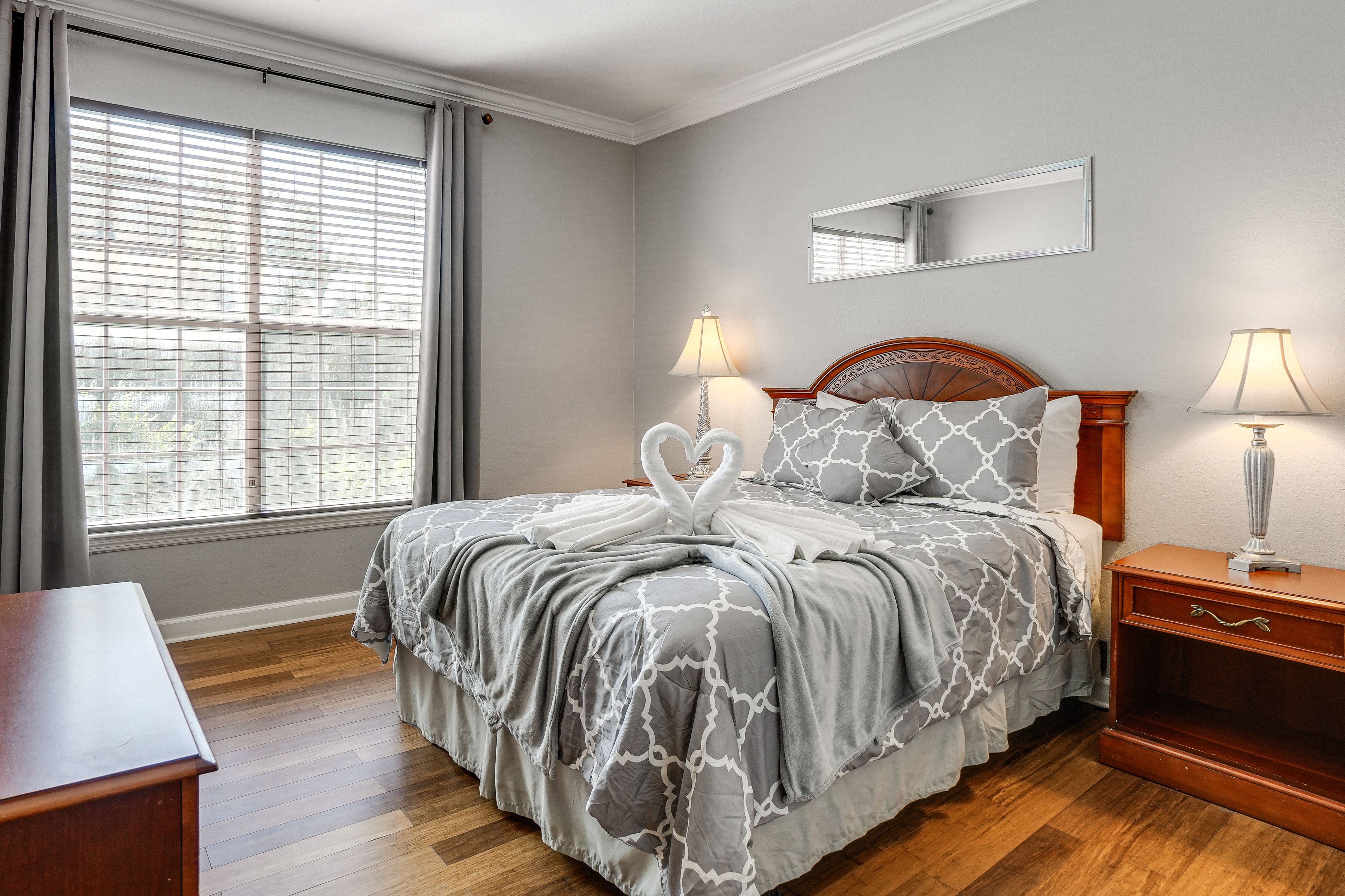 Bedroom 1 | Queen Bed