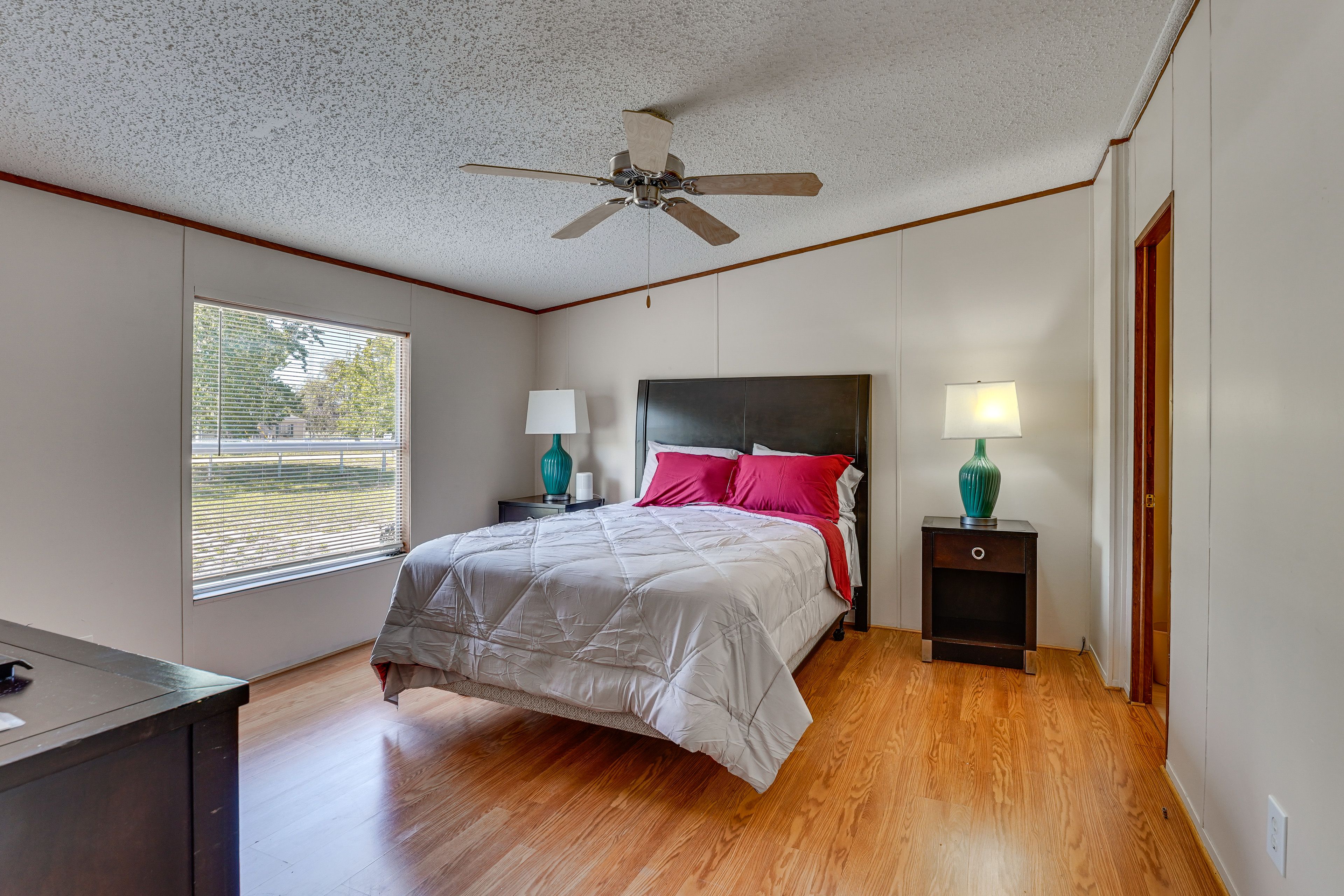 Bedroom 1 | Queen Bed
