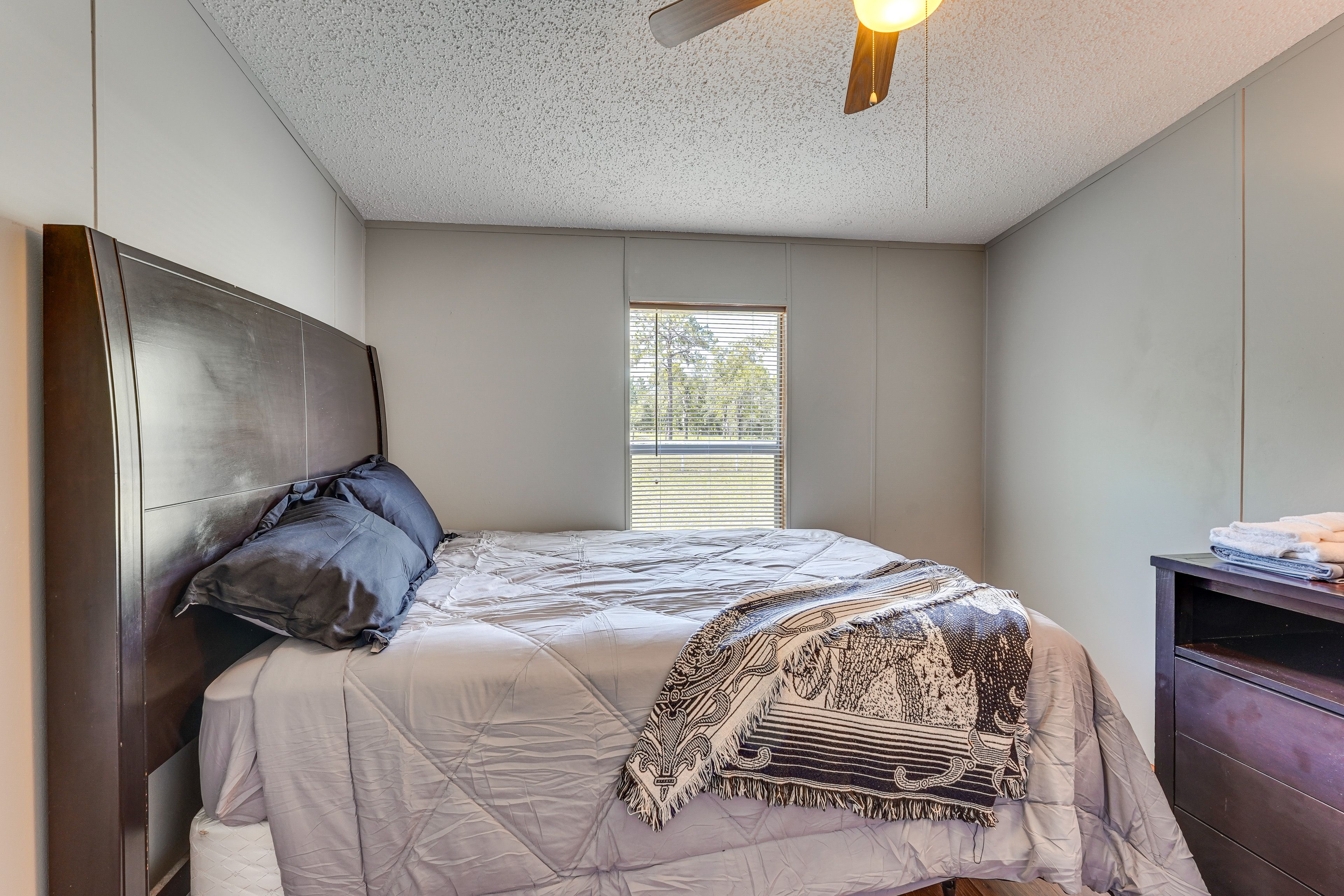 Bedroom 4 | Queen Bed