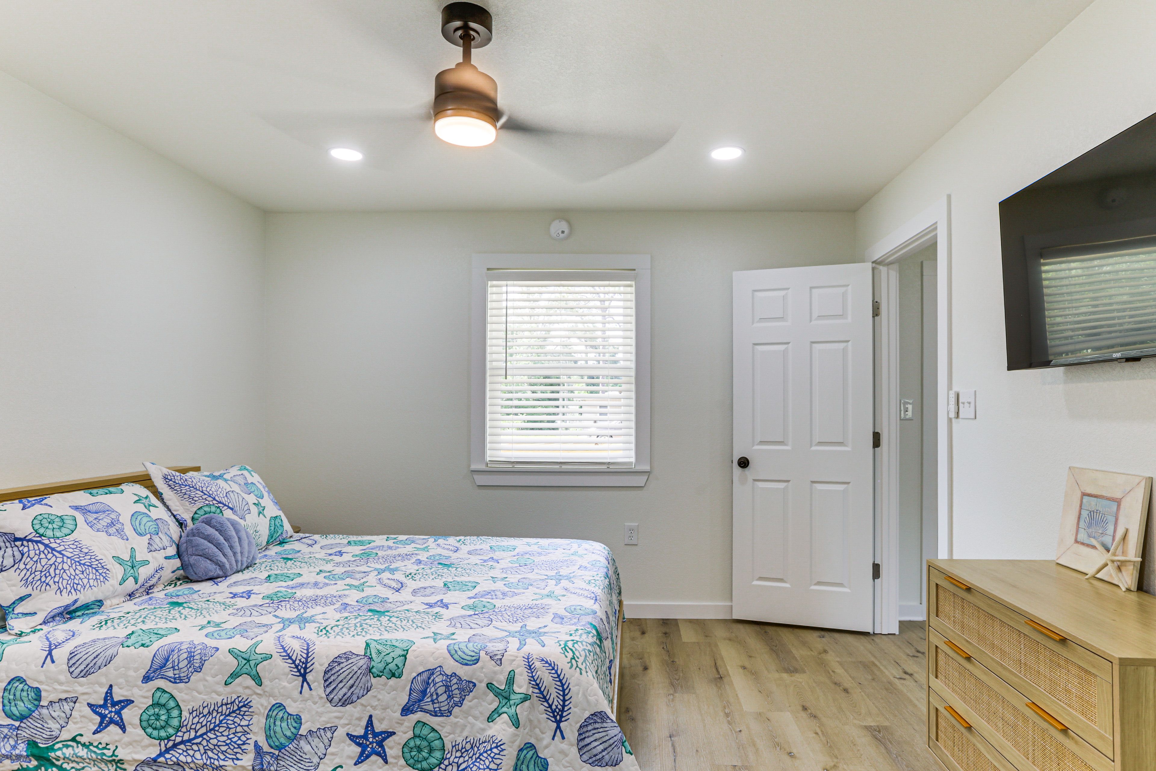 Bedroom 1 | Queen Bed