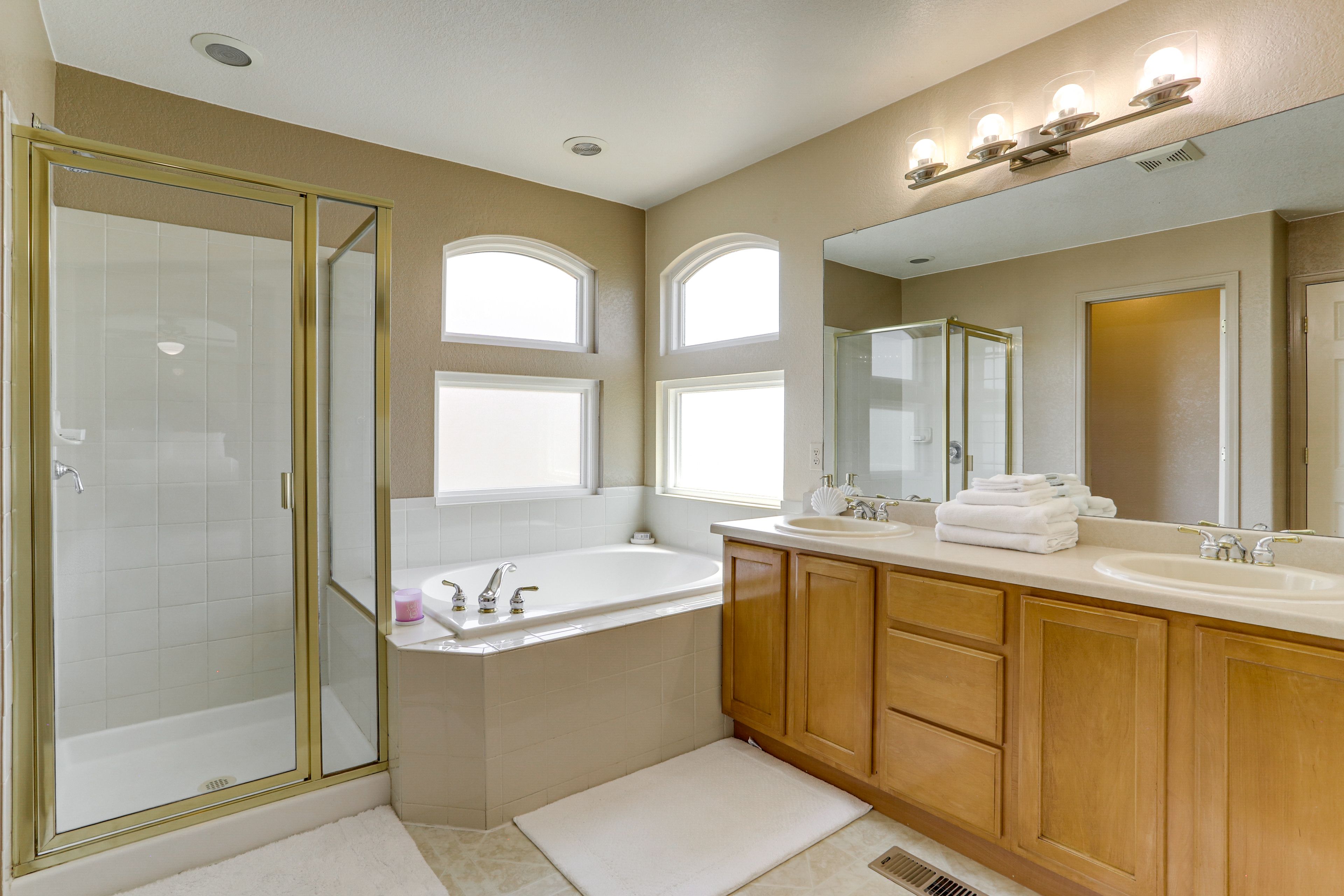 En-Suite Bathroom | Towels & Linens Provided | 2nd Floor