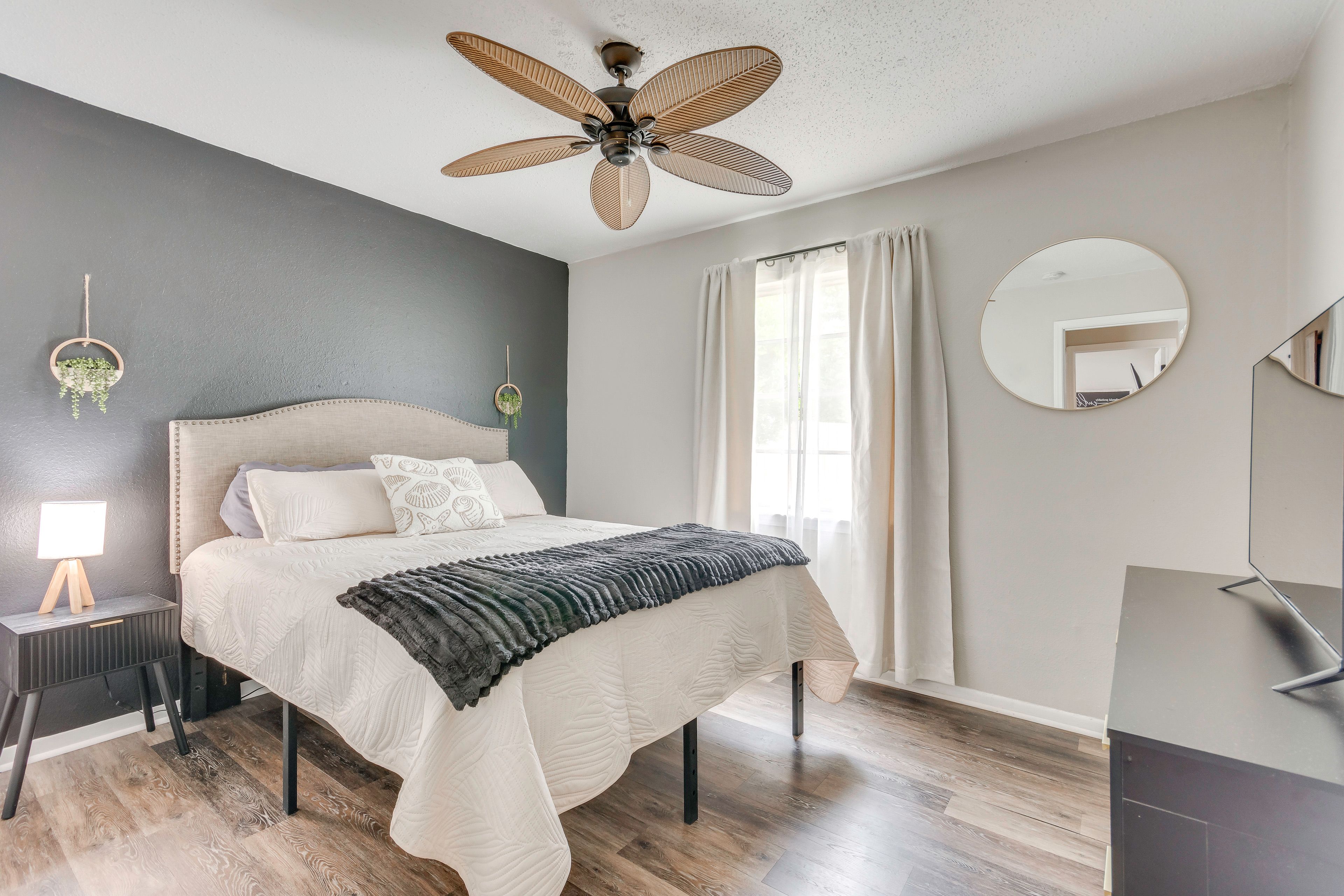 Bedroom 2 | Queen Bed