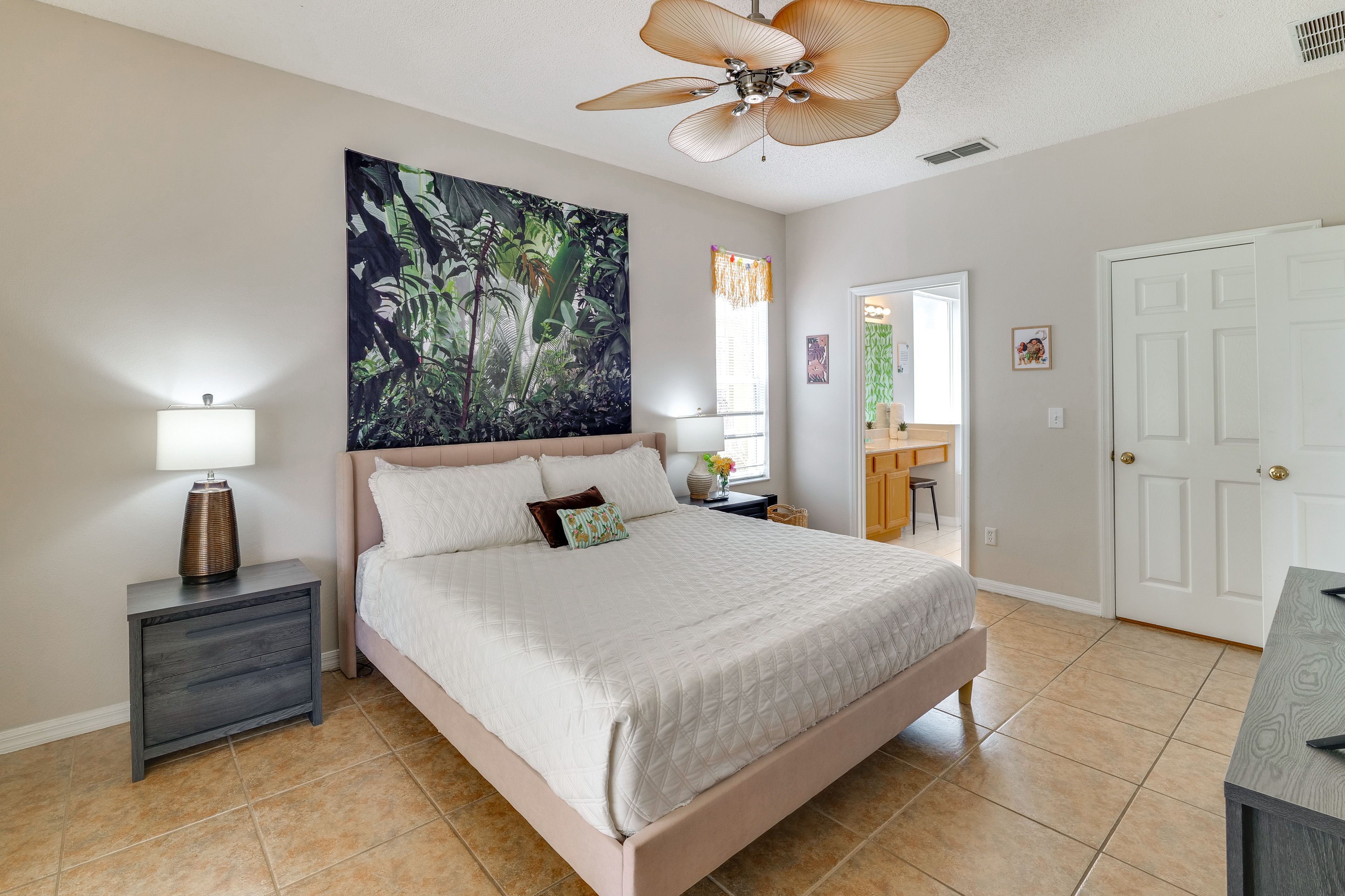 Bedroom 2 | King Bed | 1st Floor
