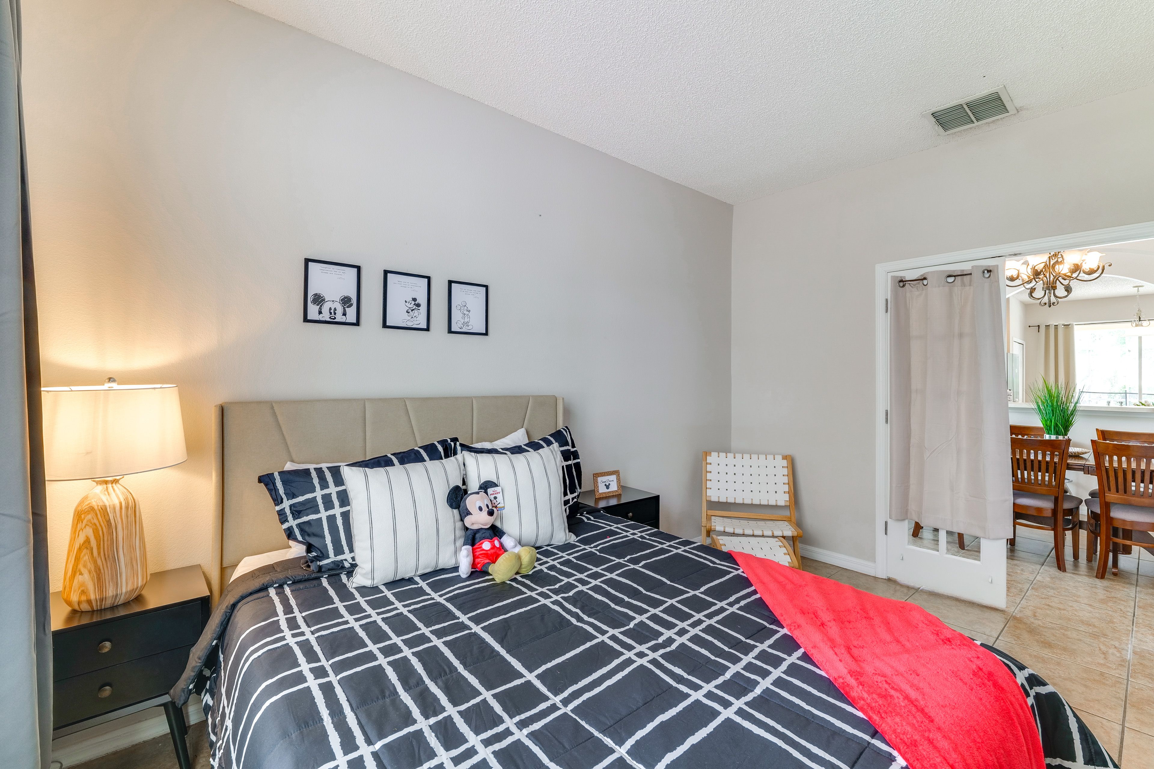 Bedroom 1 | Queen Bed | 1st Floor