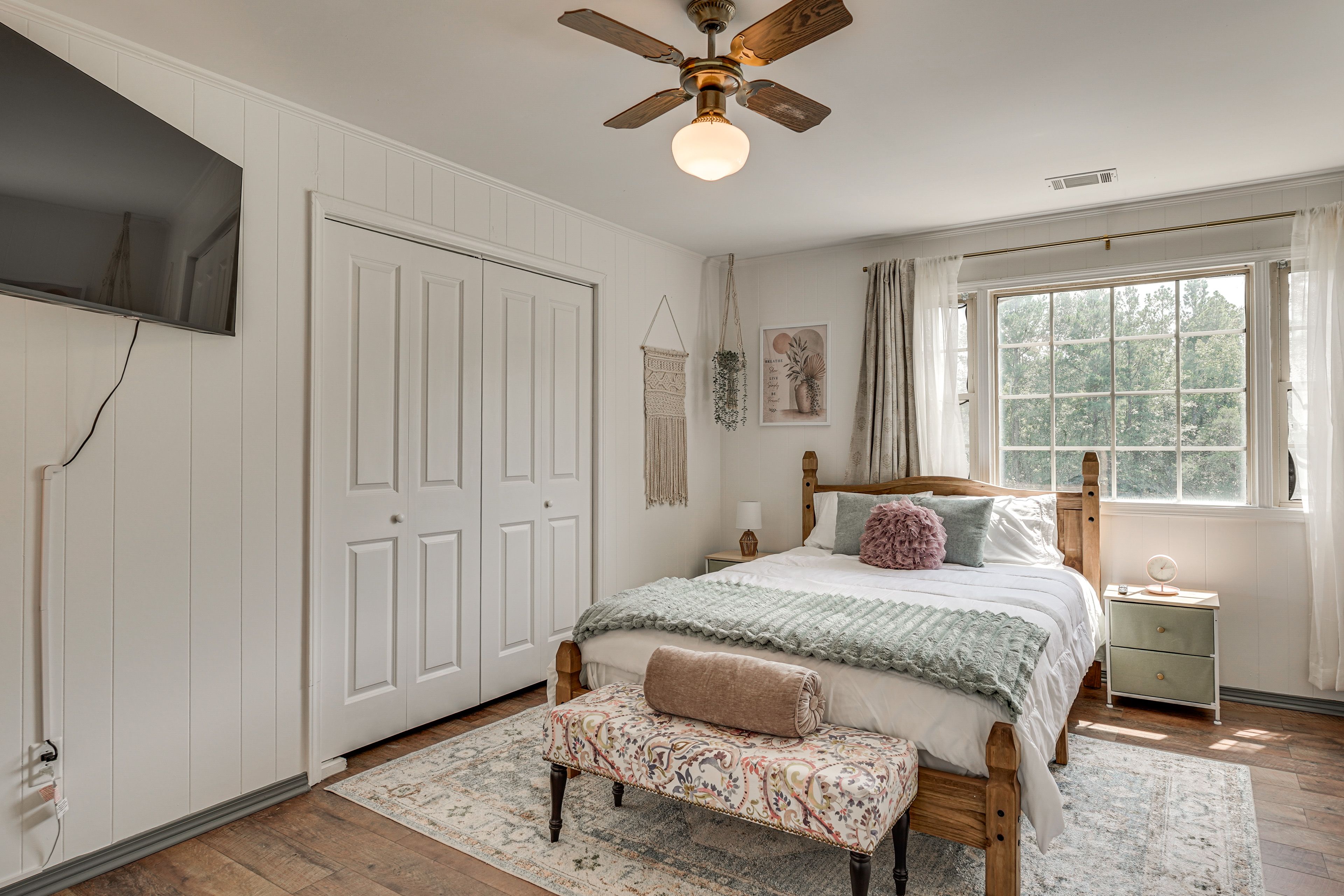 Bedroom | Queen Bed