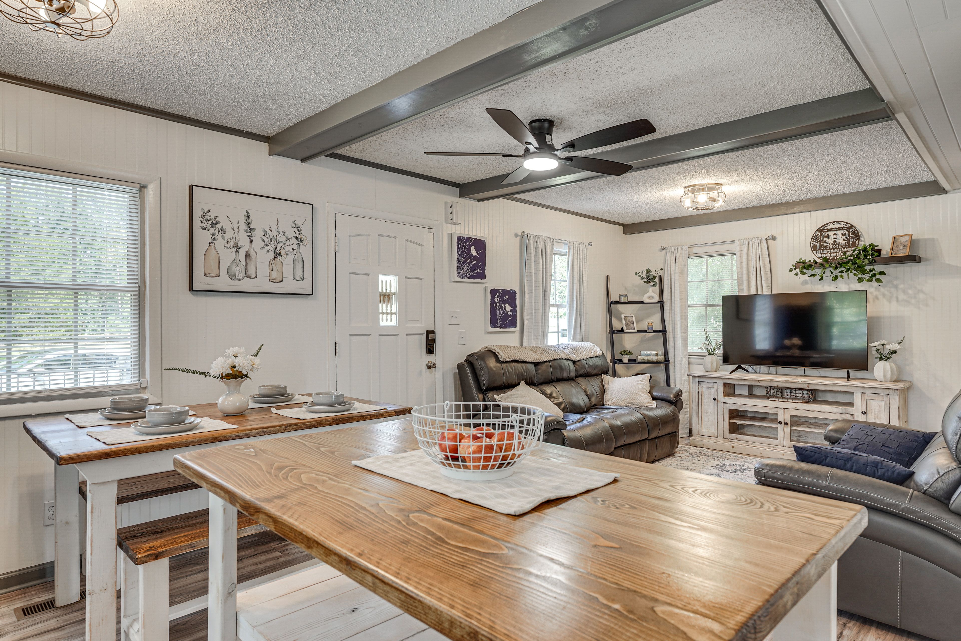 Dining Area | Dishware/Flatware Provided | Main Level